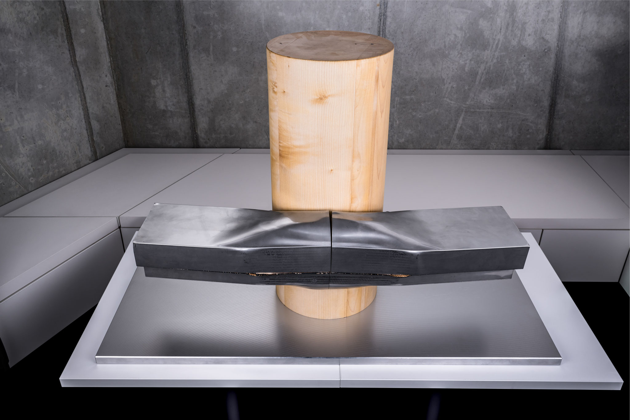 SuMatHrA Exponat: Quasi-statisch getestete Holz-Hybrid-Schwellerstruktur. Der Holzzylinder stellt die verwendete Pfahlgeometrie dar. Credit: DLR