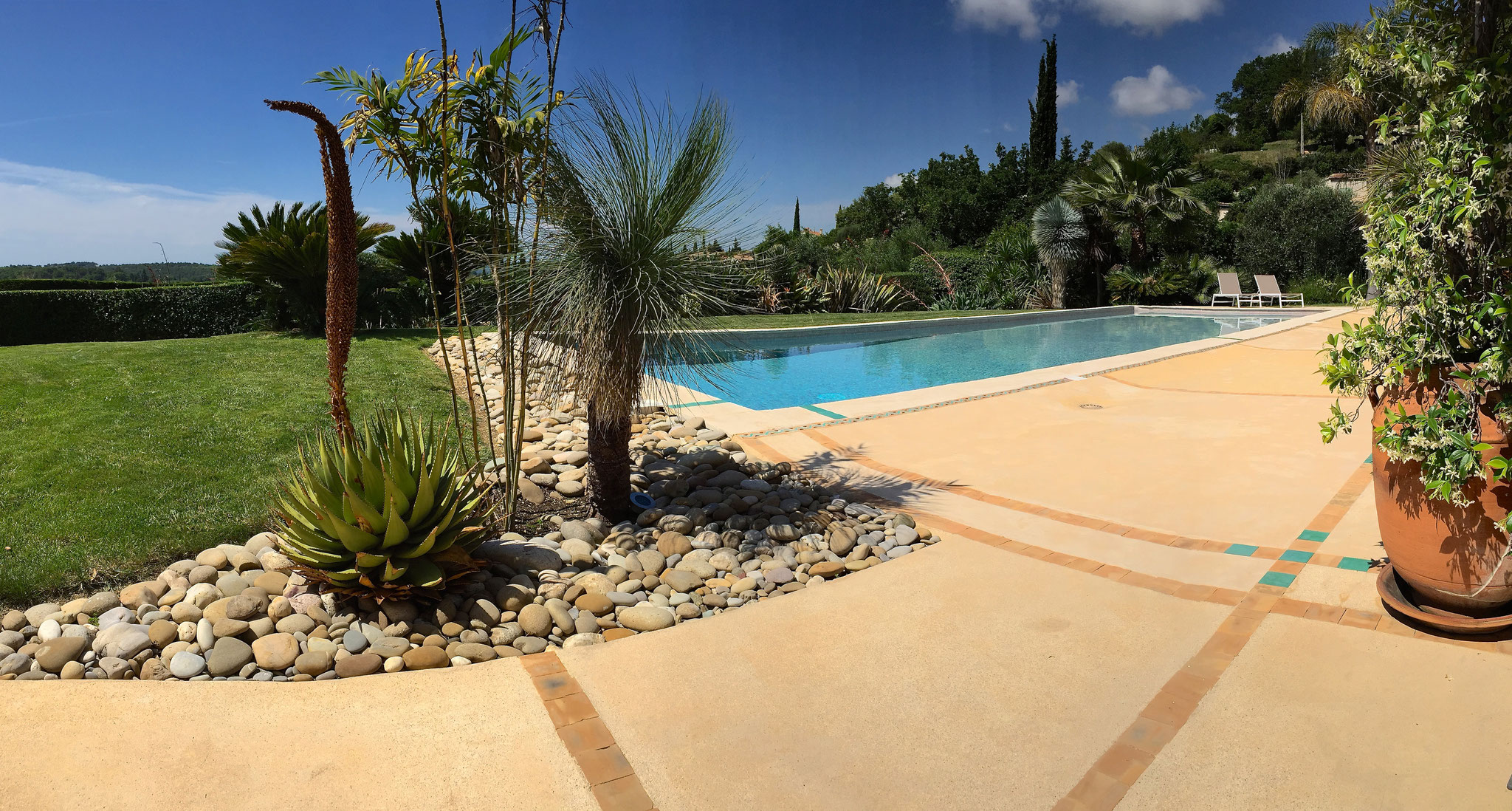 grande piscine pour cette villa à la location de vacances à vence et saint paul sur la provence en côte d'azur