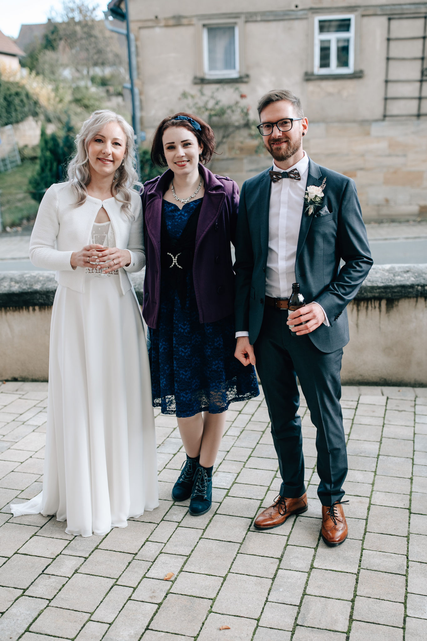 Hochzeitssängerin Juli mit Brautpaar vor St. Matthäus in Forchheim