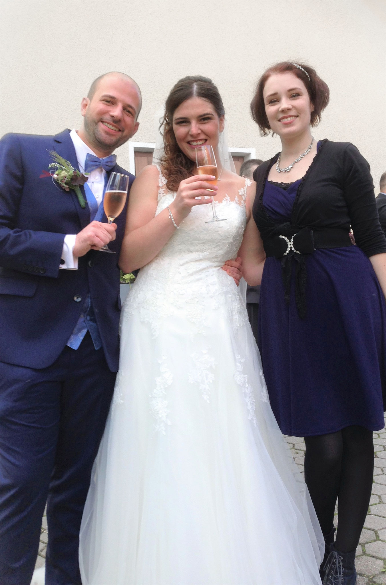 Hochzeitssängerin Juli mit Brautpaar vor Keidenzeller Hof in Langenzenn