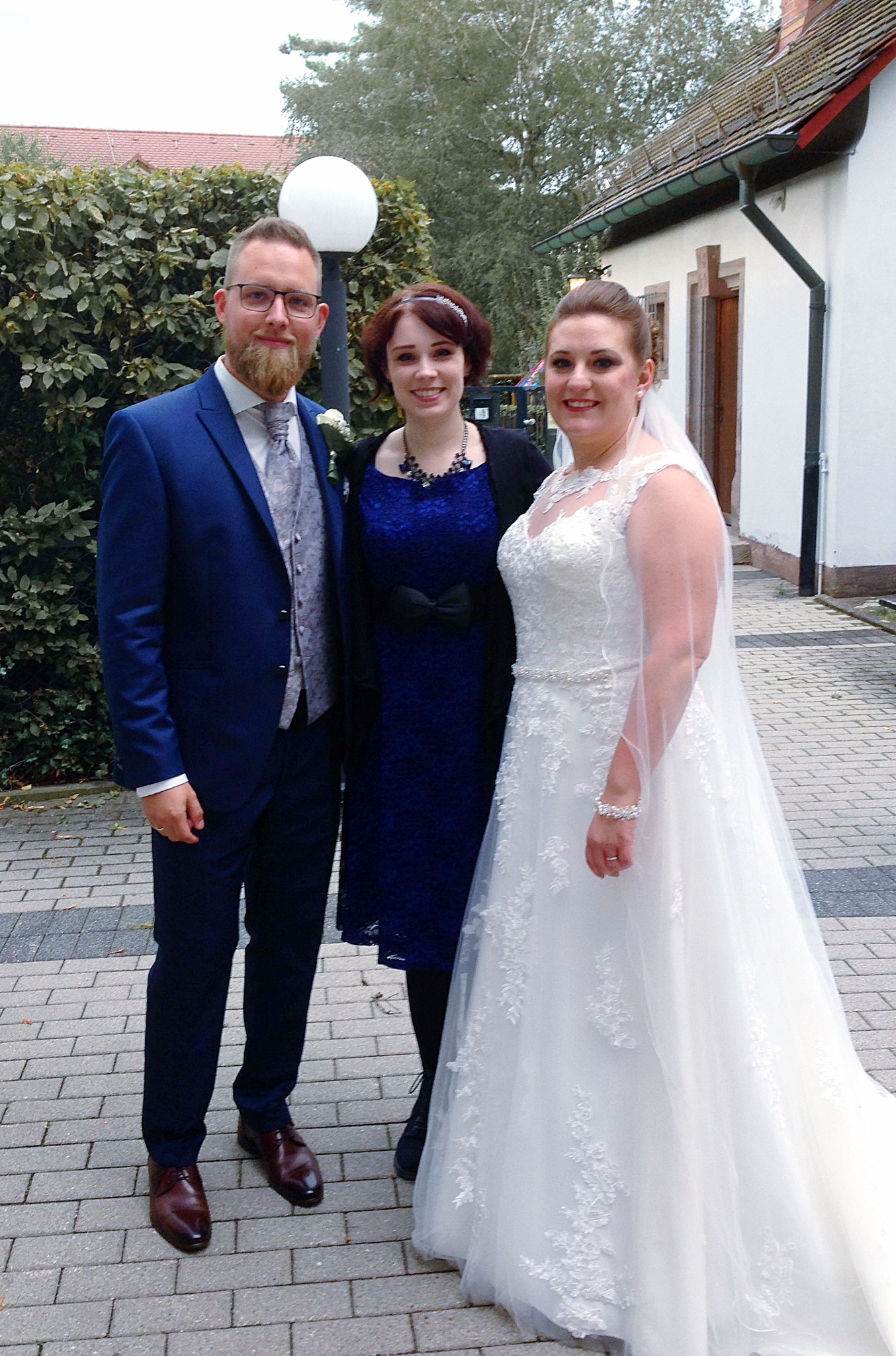 Hochzeitssängerin Juli mit Brautpaar vor Heilig Kreuz Kirche in Nürnberg