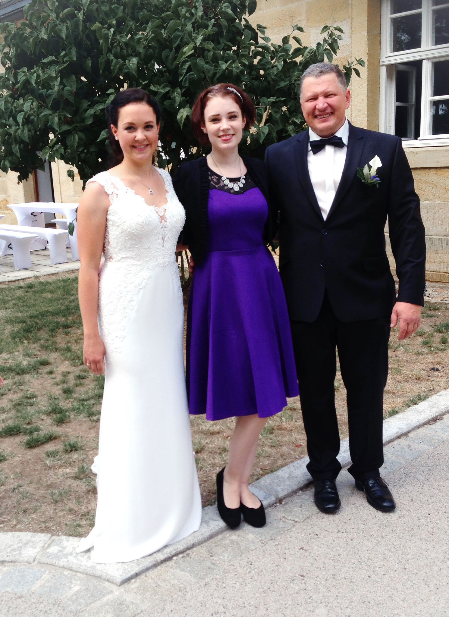 Hochzeitssängerin Juli mit Brautpaar vor Kloster Banz in Bad Staffelstein