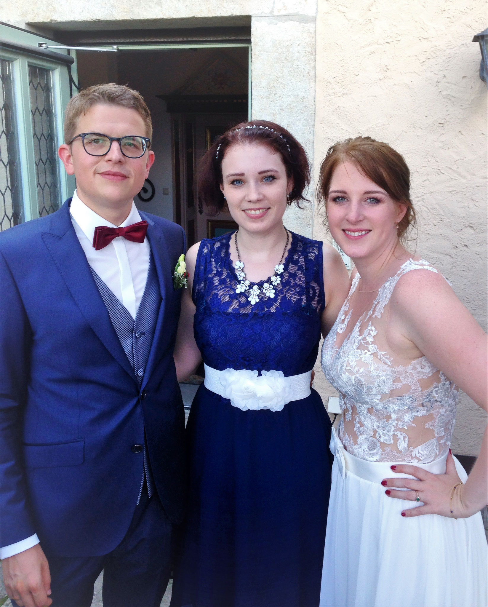 Hochzeitssängerin Juli mit Brautpaar auf Burg Rabenstein in Ahorntal