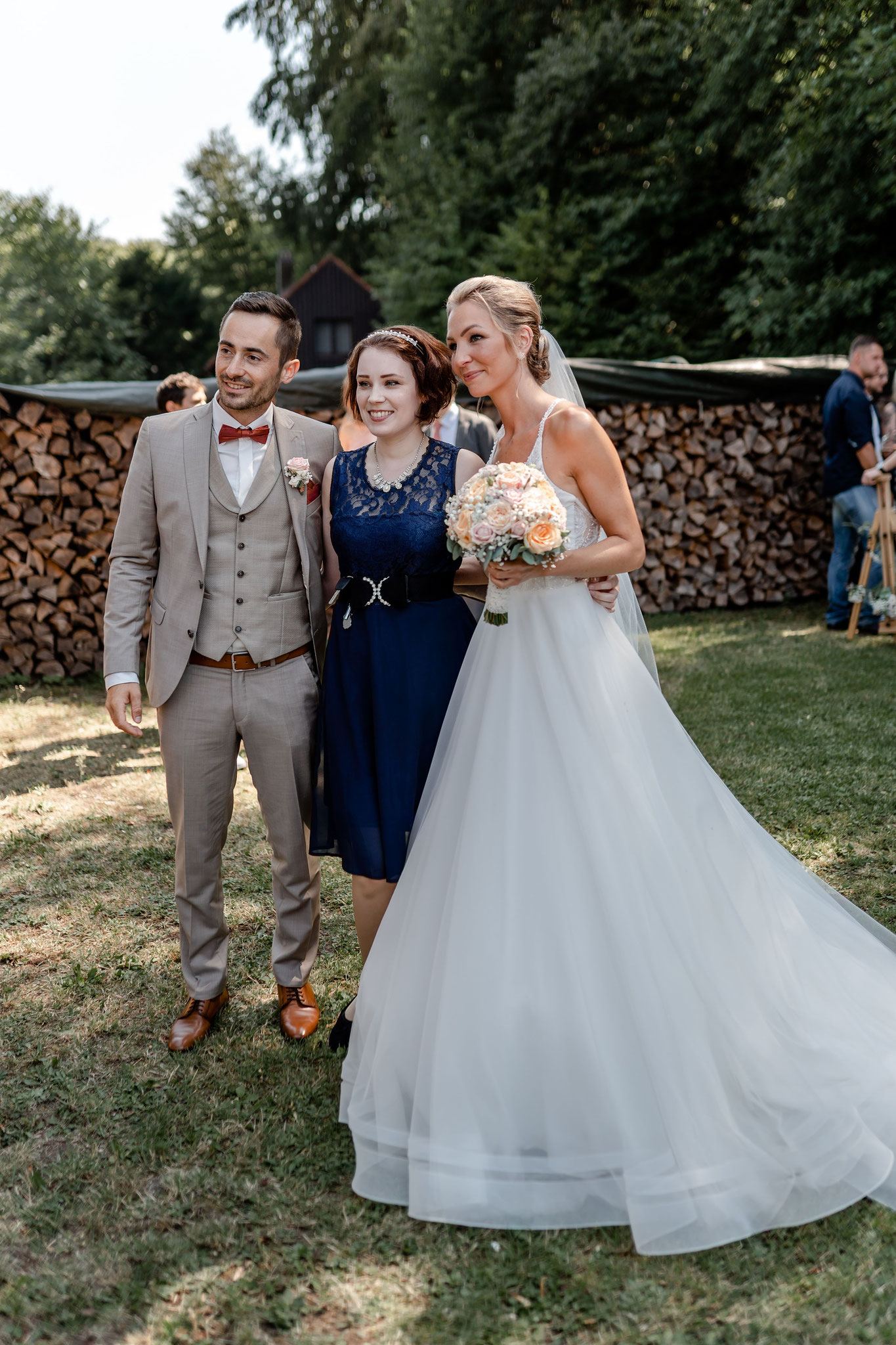 Hochzeitssängerin Juli mit Brautpaar auf der Wiese vor Gasthof Burgblick in Hartenstein
