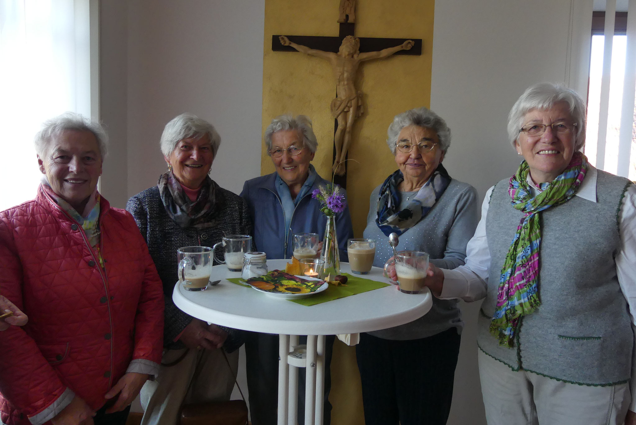 Gut gelaunte Gäste treffen sich monatlich im Ellgauer Kirchencafé