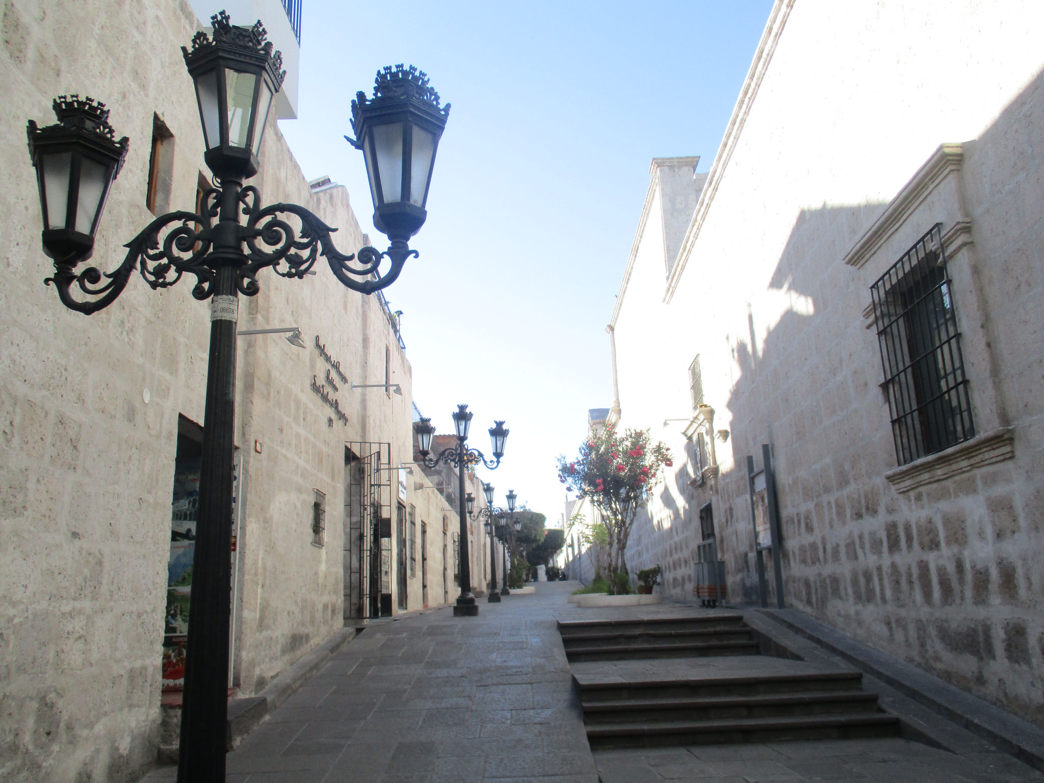 el pasaje  (rue derrière la cathédrale)