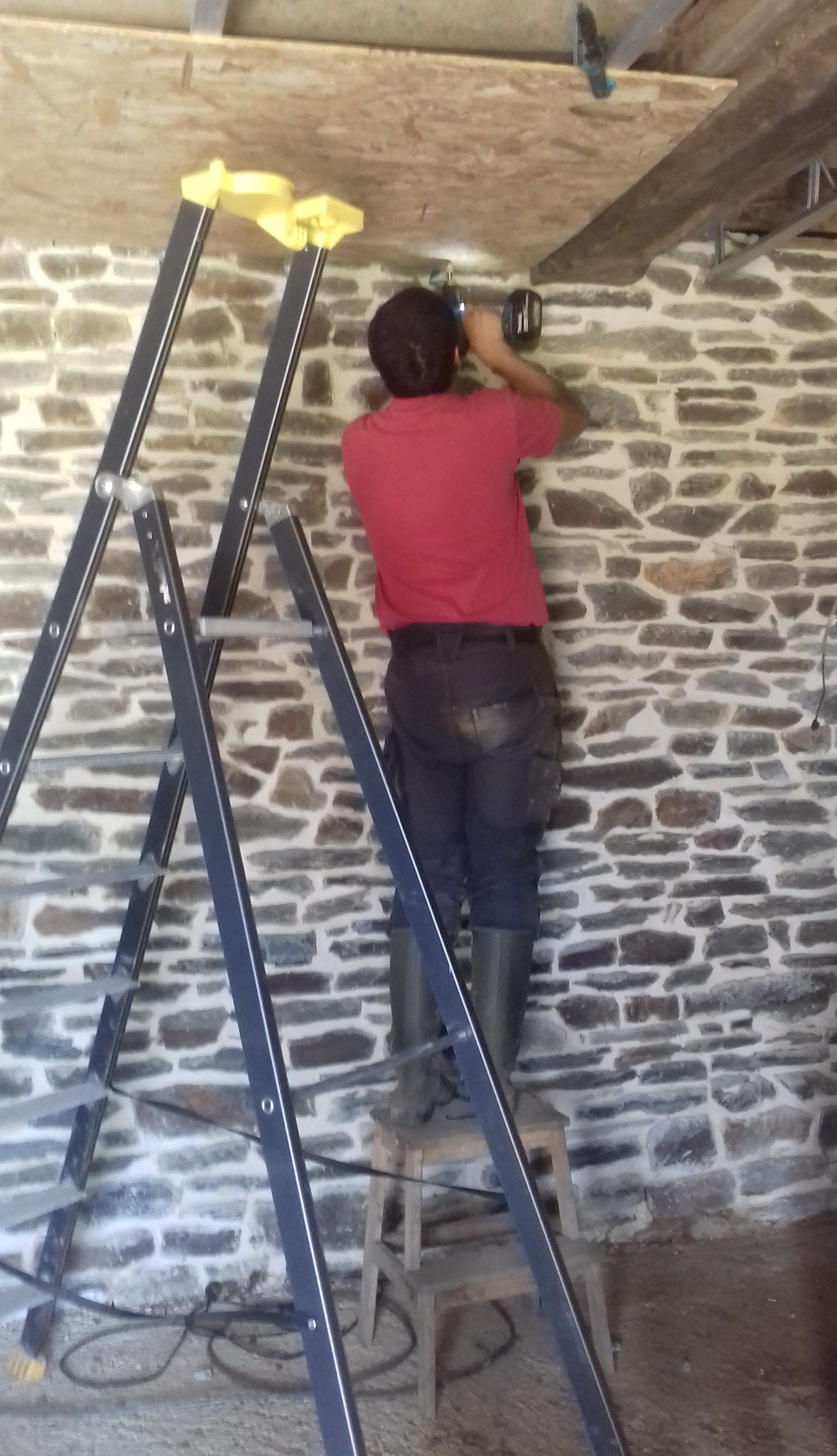 Pose d'un faux plafond.