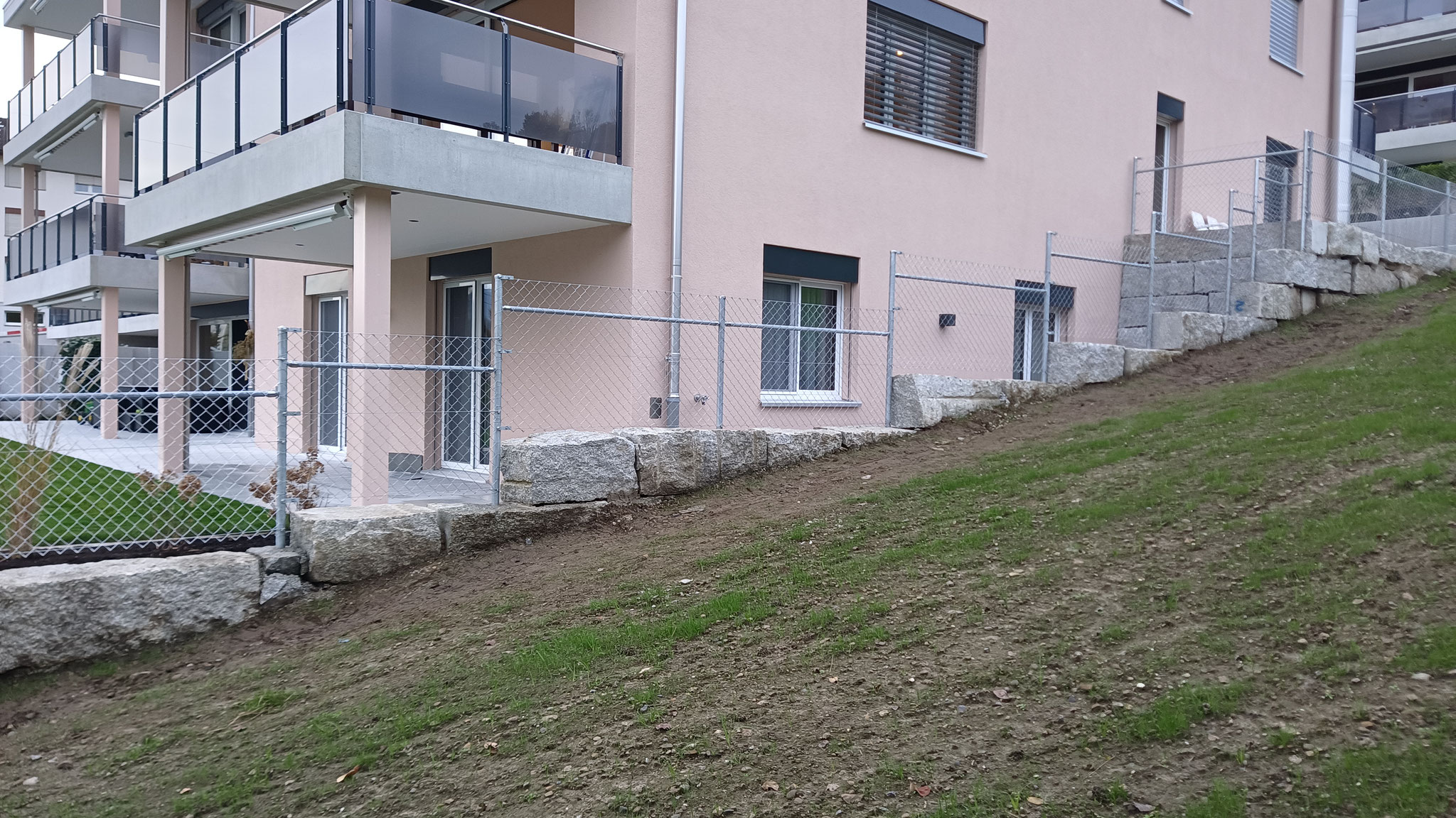 Diagonalgeflecht auf Granit mit Abstufungen