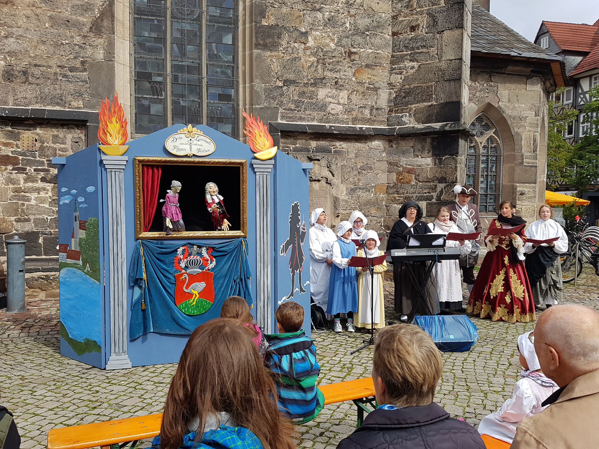 Vorstellung  auf dem Kirchplatz