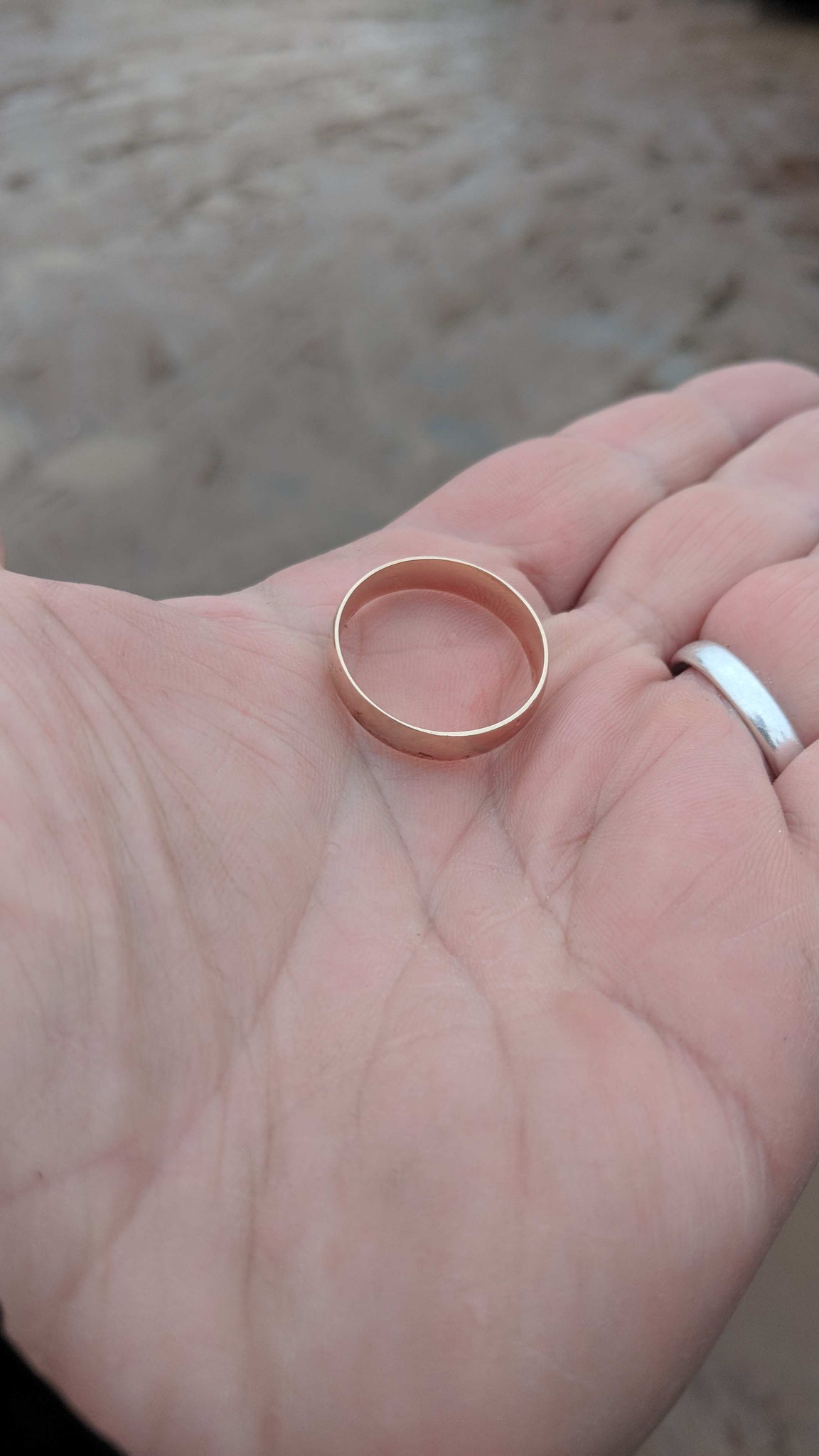 Goldring auf Baustelle verloren! Gefunden! Metalldetektor Team!