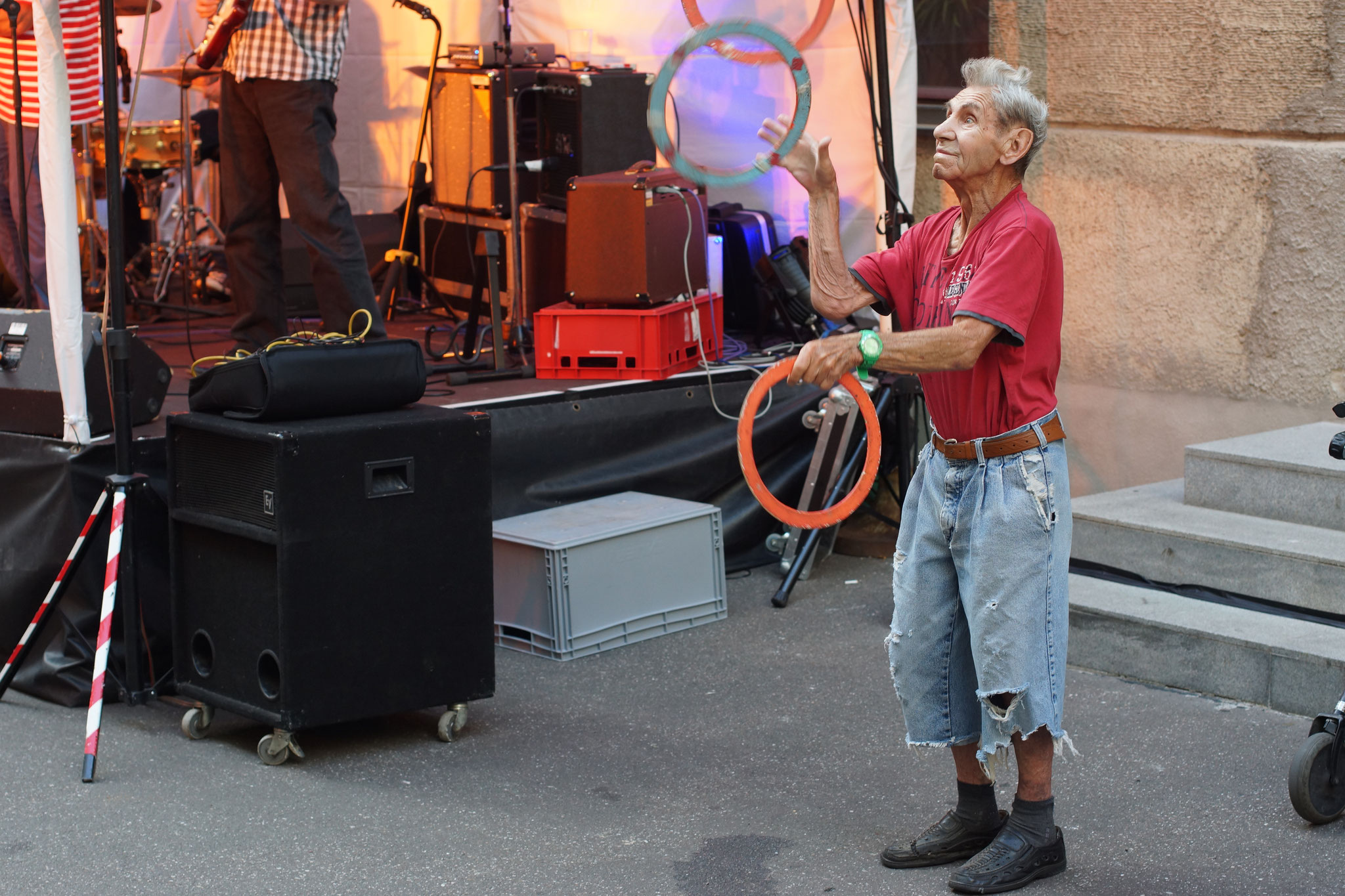 Konzerte im Bürgerhof 08.07.16 Der Jongleur ...seit vielen Jahren - Freiwilligen-Zentrum Augsburg - Foto: Crayfish