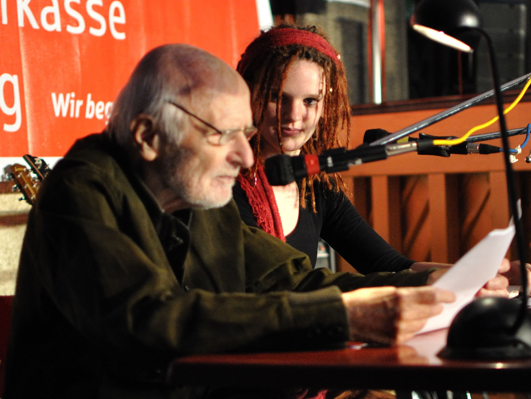 Konzerte im Bürgerhof 14.07.11 Friedrich Jacobs (90 Jahre) und Sophie Putz (16 Jahre) - Freiwilligen-Zentrum Augsburg - Foto: Martin Schönberger