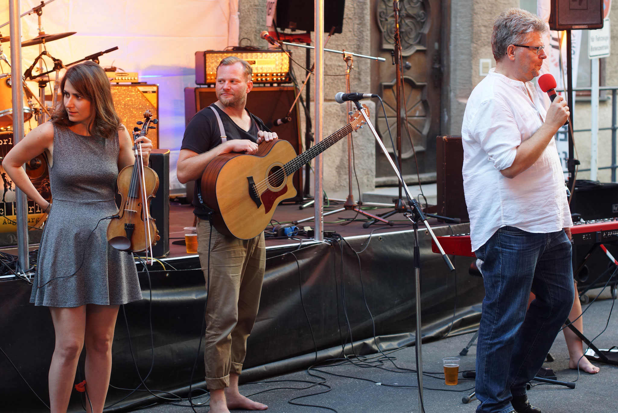 Konzerte im Bürgerhof 09.07.16 "a little bit of all" Wolfgang Krell - Freiwilligen-Zentrum Augsburg - Foto: Crayfish