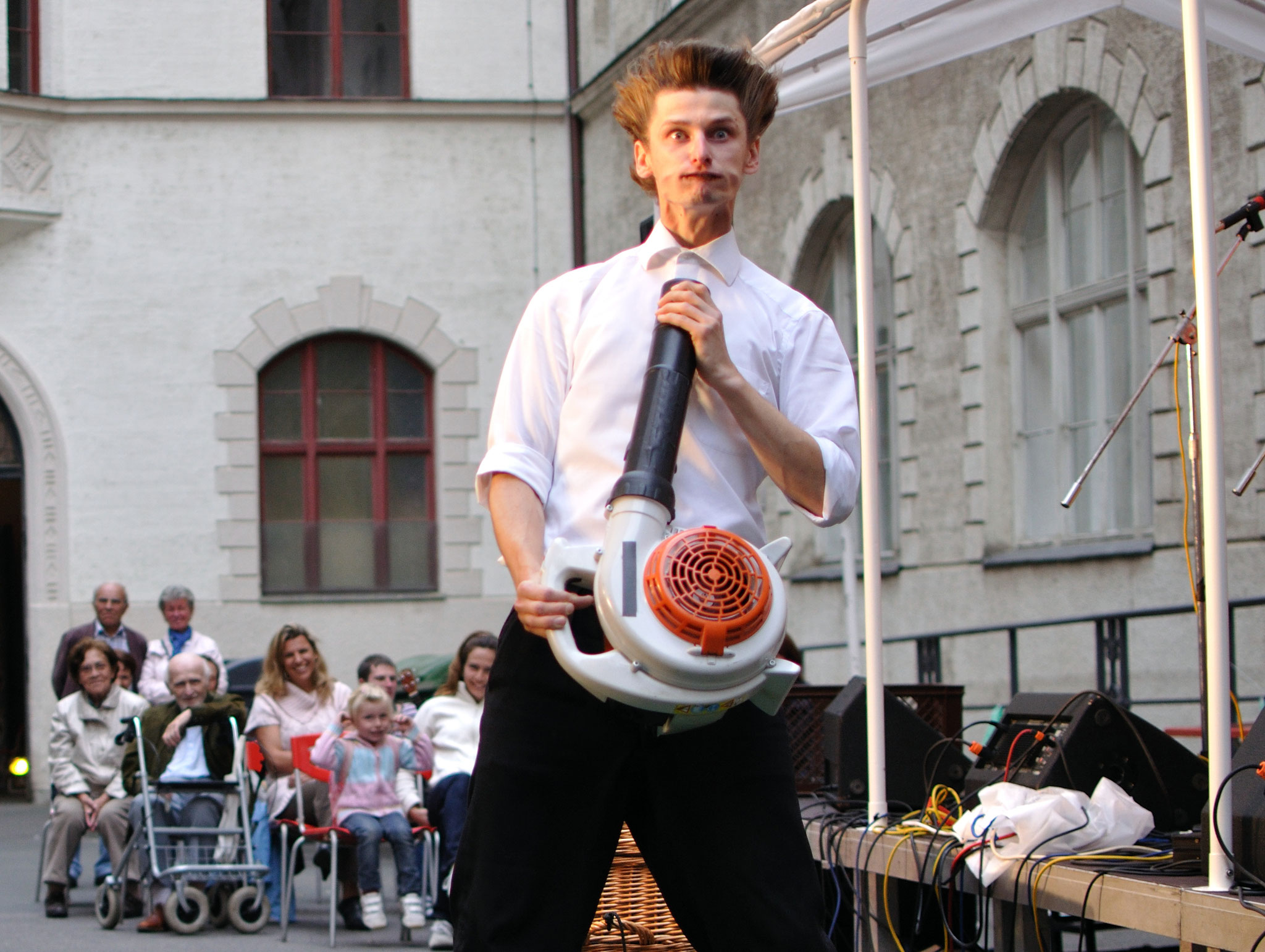 Konzerte im Bürgerhof 14.07.11 Tobi van Deisner - Freiwilligen-Zentrum Augsburg - Foto: Martin Schönberger