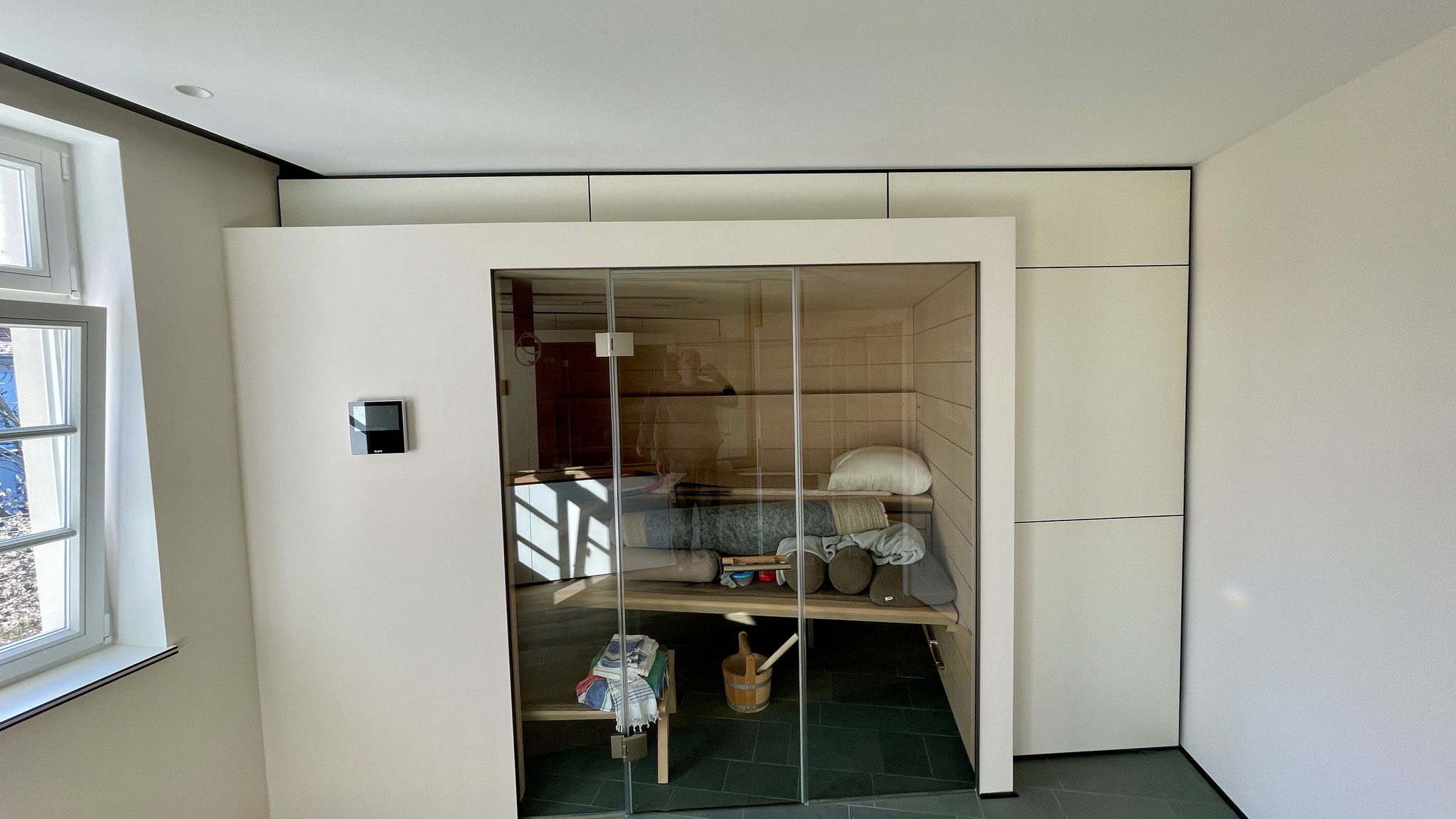 eine Sauna wird verkleidet-mit Stauraumzugang (rechts)