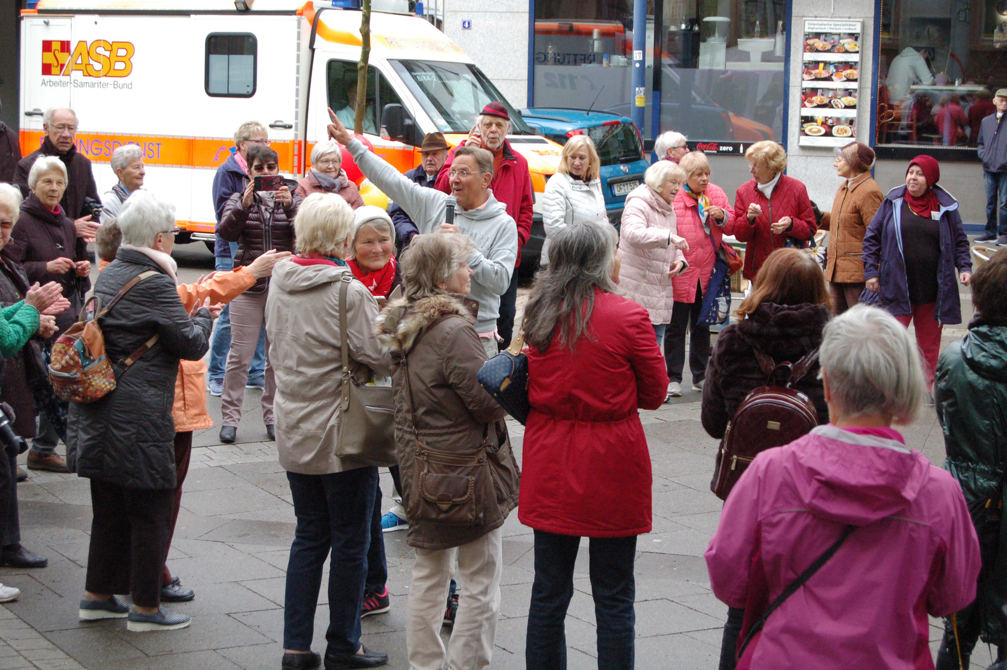 "Bei uns tanzt niemand alleine durchs Leben" – Senioren-Flashmob-Aktion im Rahmen des IZGS-Projekets GESCCO. | Foto: IZGS