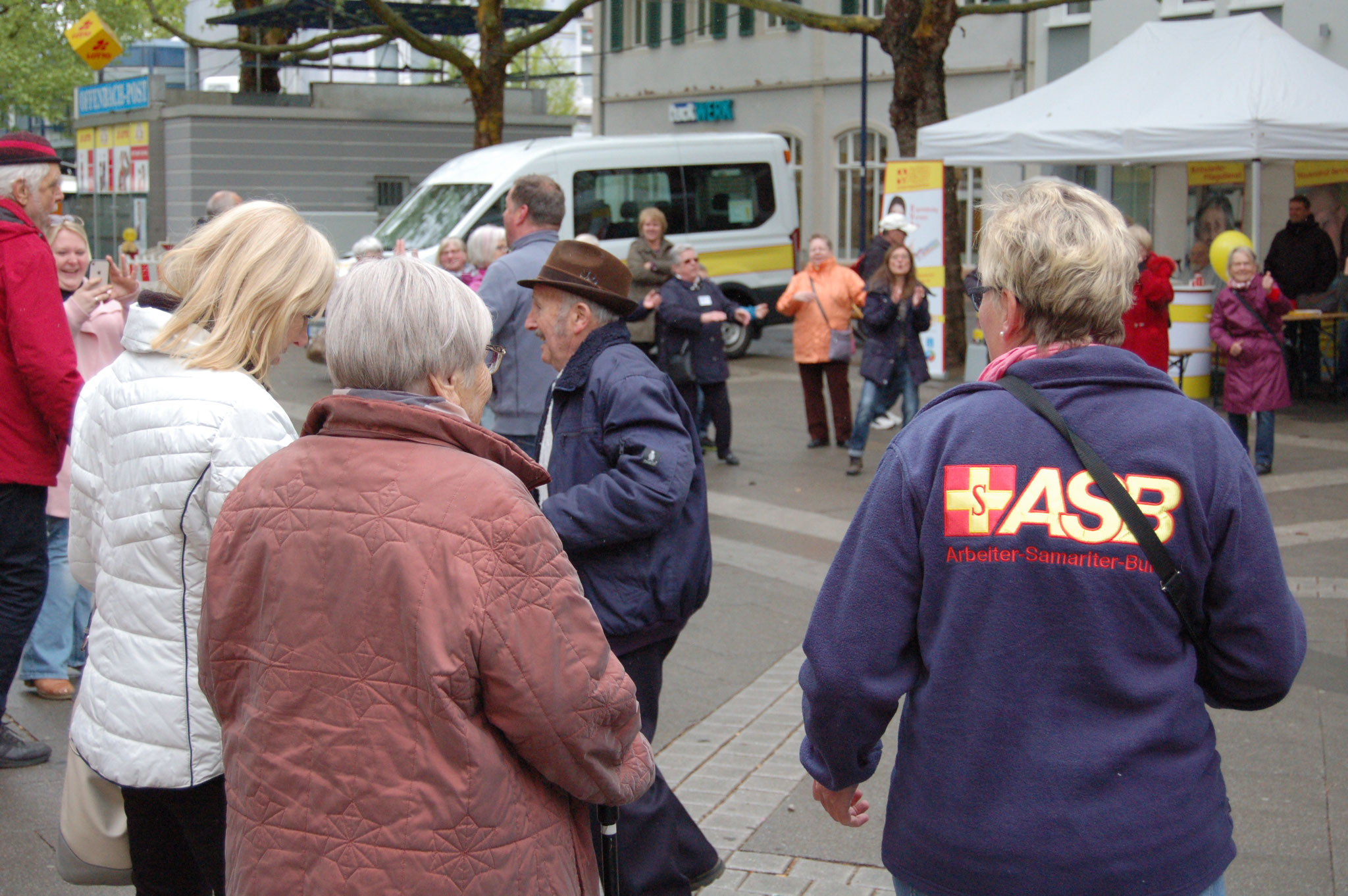 Unser Projektpartner ASB Regionalverband Mittelhessen ist mittendrin bei der Senioren-Flashmob-Aktion.  | Foto: IZGS