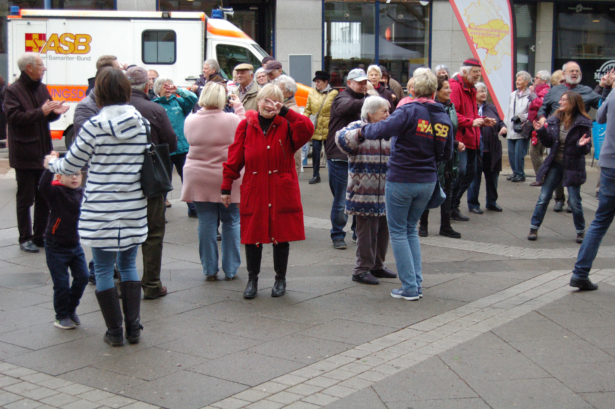 "Bei uns tanzt niemand alleine durchs Leben" – Senioren-Flashmob-Aktion im Rahmen des IZGS-Projekets GESCCO. | Foto: IZGS