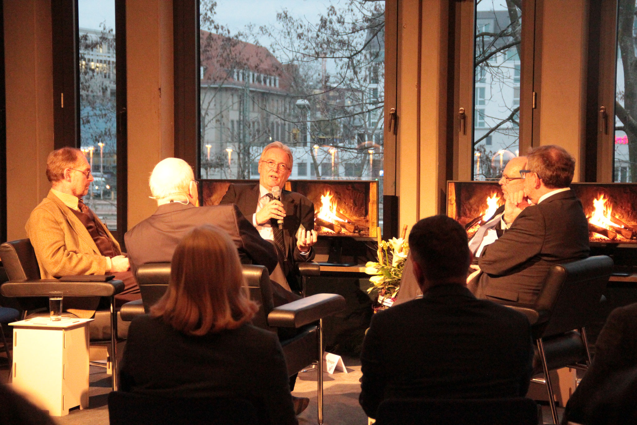 Im Gespräch: Wilfried Knapp (Vorstand Diakonie Hessen), Thomas Striegler (Oberkirchenrat der EKHN), Prof. Dr. Josef Schmid (Universität Tübingen) und Sozialminister Stefan Grüttner. [Social Talk 2015] © Ehrig