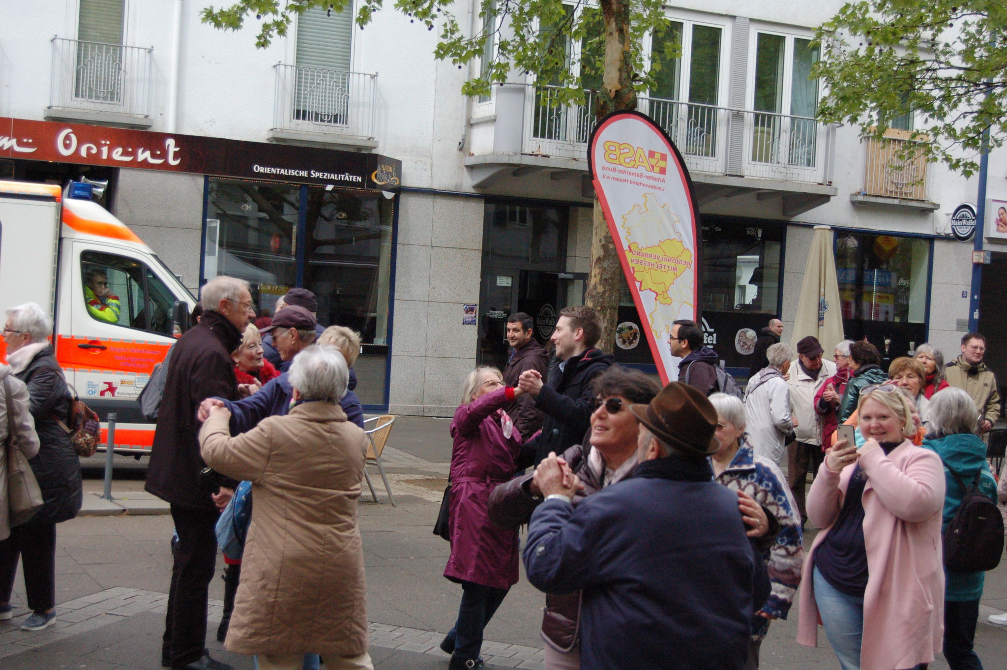 "Bei uns tanzt niemand alleine durchs Leben" – Senioren-Flashmob-Aktion im Rahmen des IZGS-Projekets GESCCO. | Foto: IZGS