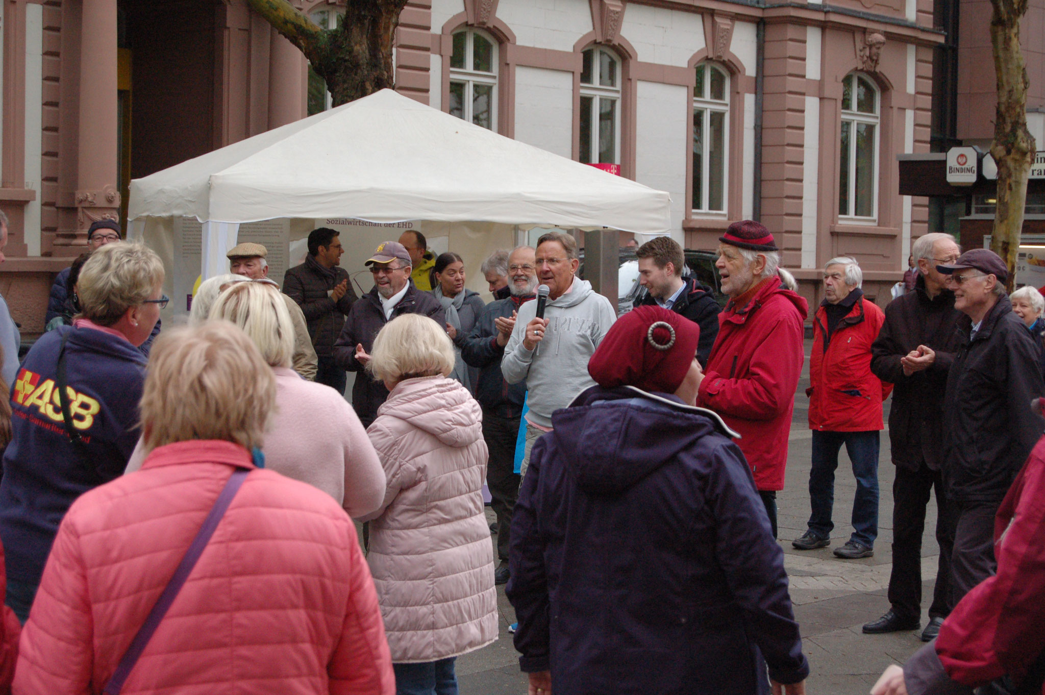 "Bei uns tanzt niemand alleine durchs Leben" – Senioren-Flashmob-Aktion im Rahmen des IZGS-Projekets GESCCO. | Foto: IZGS