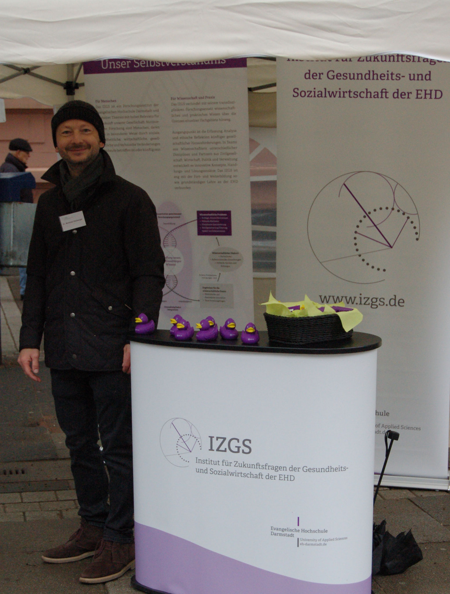 Dr. Matthias Heuberger am Stand des IZGS der EHD bei der Senioren-Flashmob-Aktion im Rahmen des IZGS-Projekets GESCCO.  | Foto: IZGS