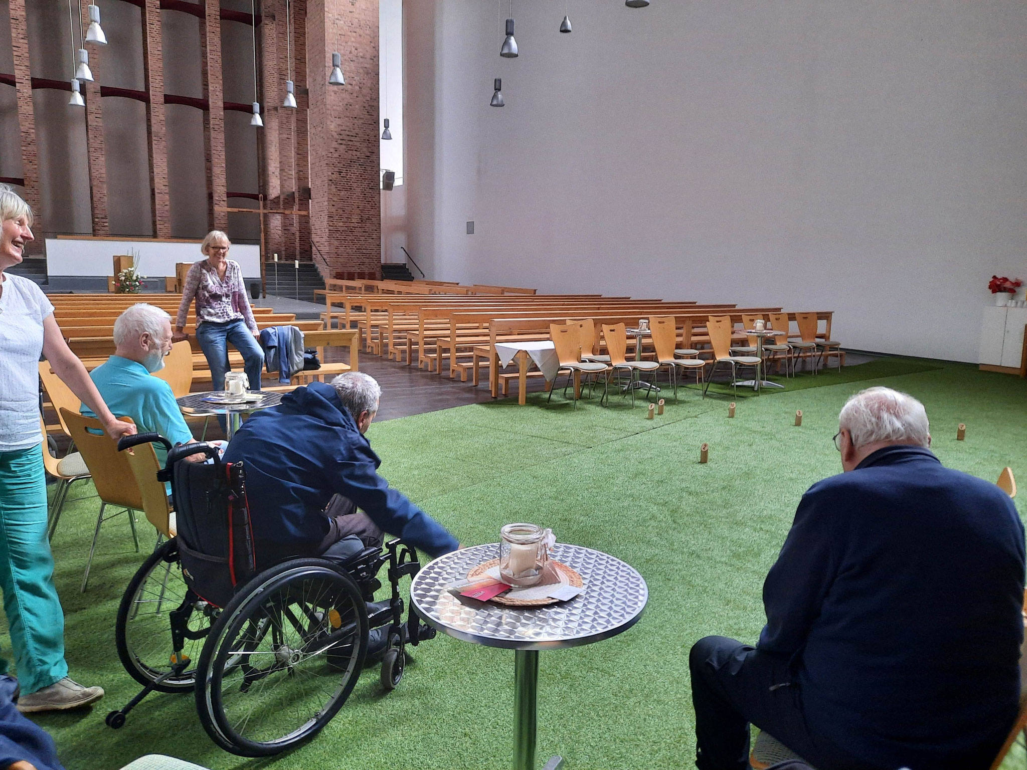 Wir spielen Möllky im Sommercafé