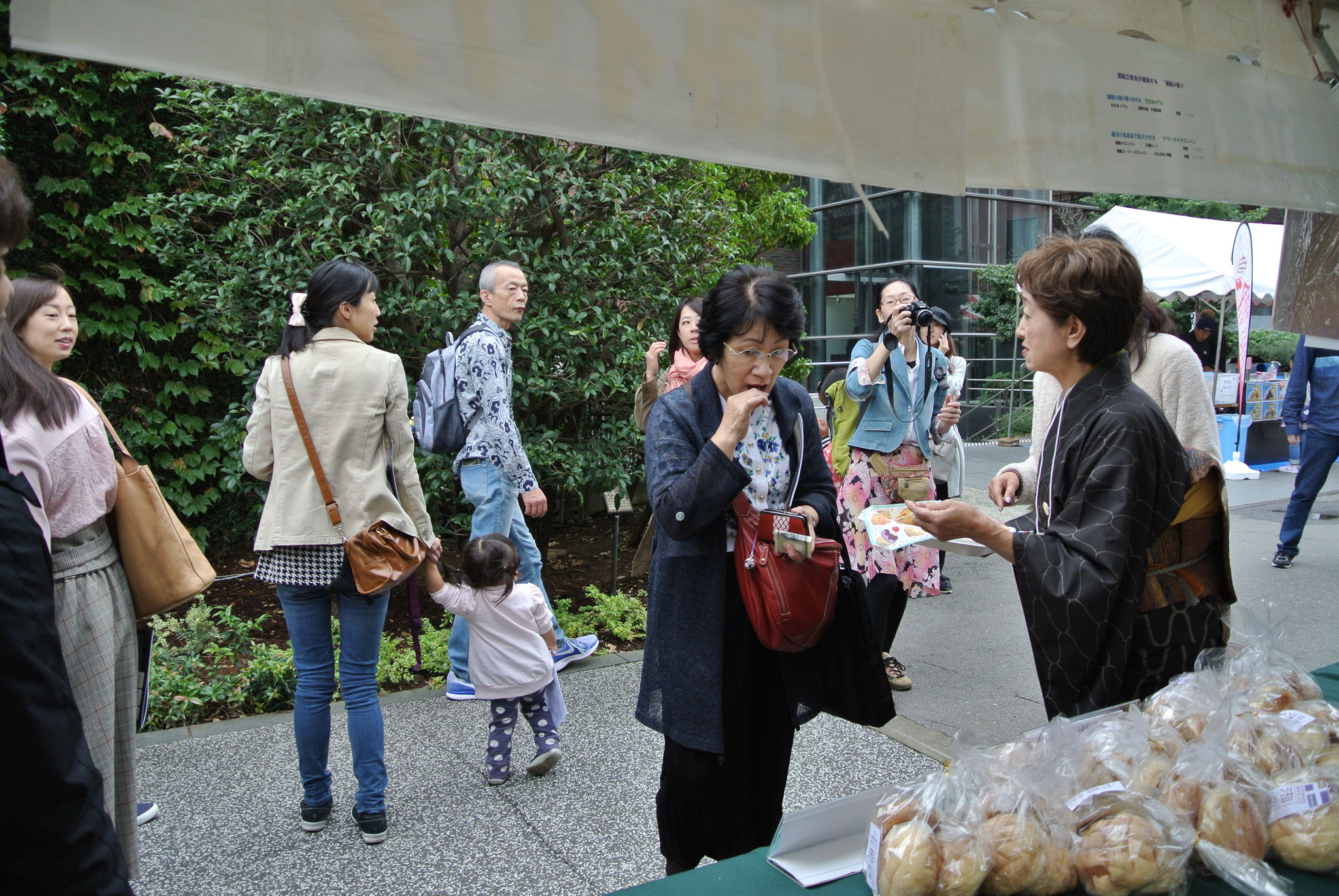 着物美人の華麗なメロンパン販売風景