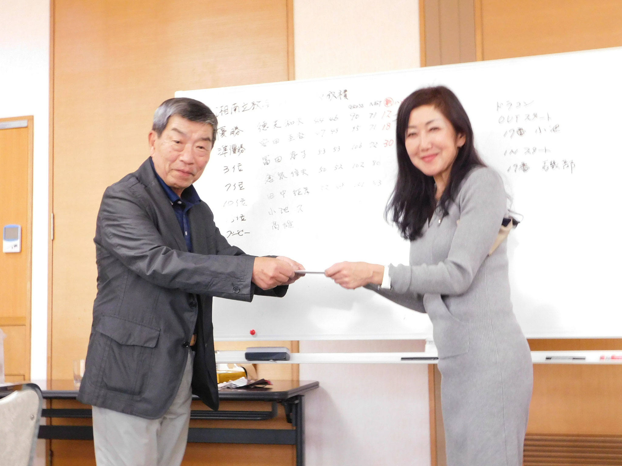 プレー終わって表彰式と懇親3位紅一点富田姫
