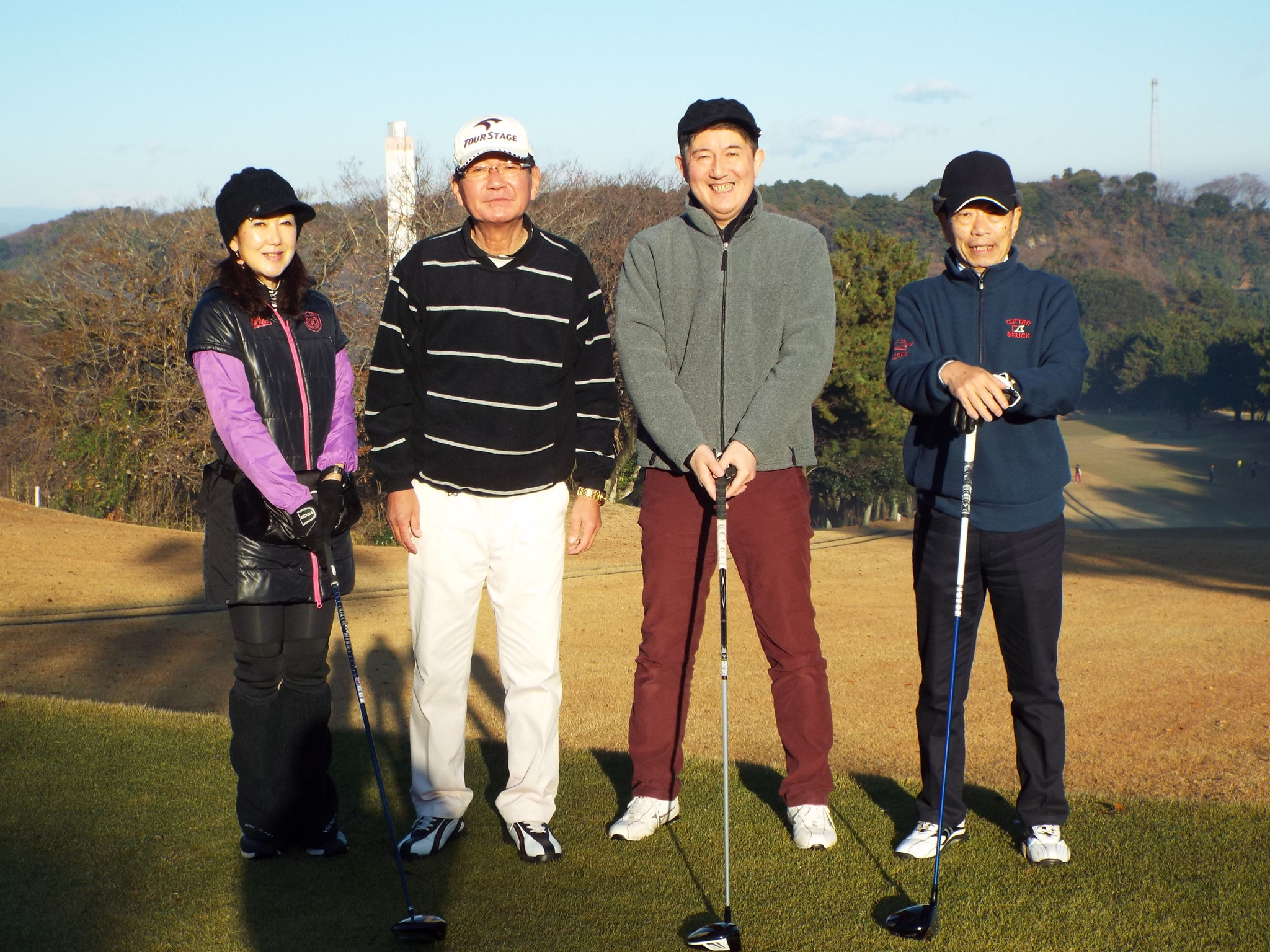 アウト１組　：富田、大島、林、高雄さん。　高級カメラではの写りです。