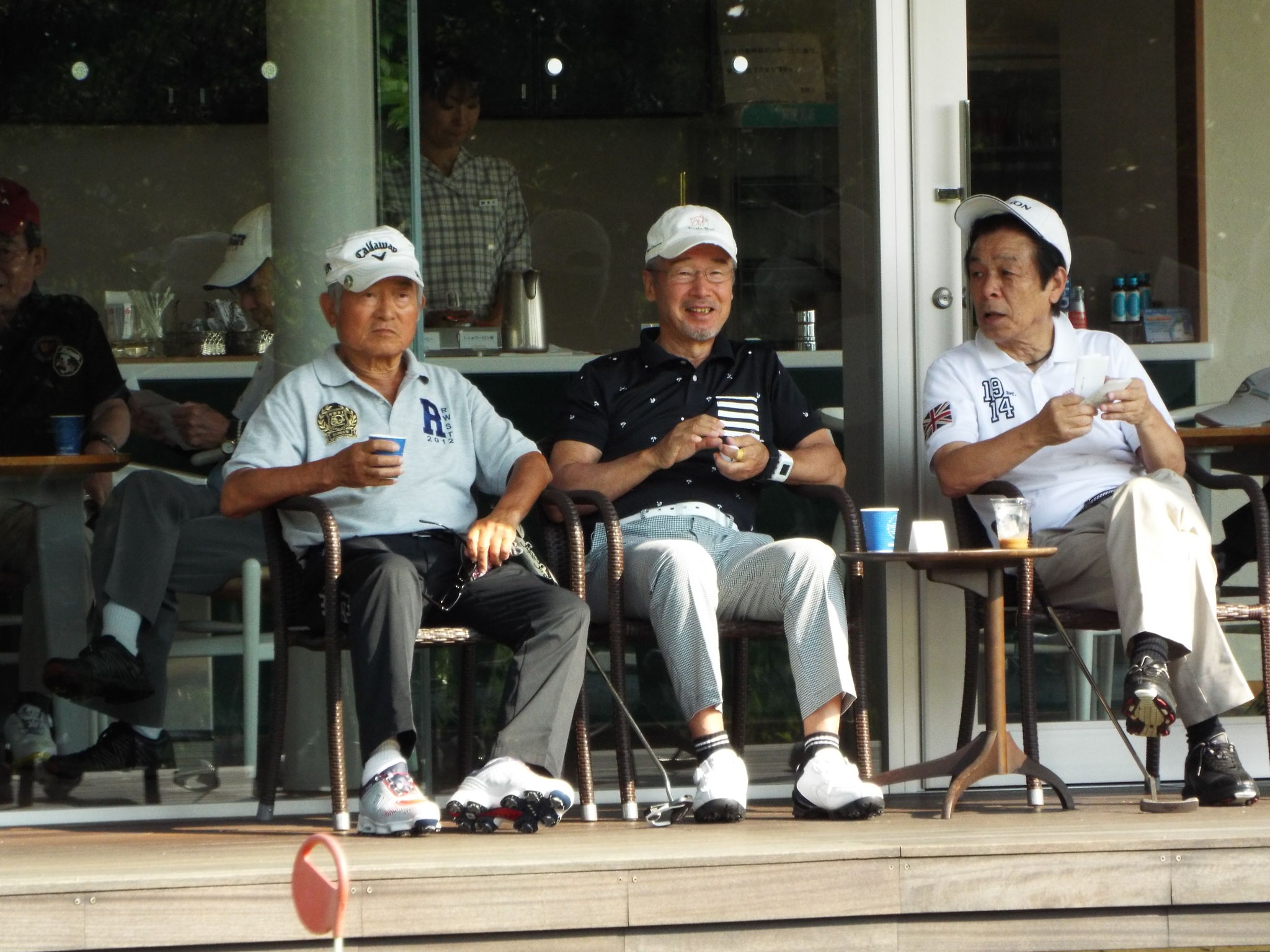 こちらは悠々お茶でくつろぐ田中・小林・渡辺さん