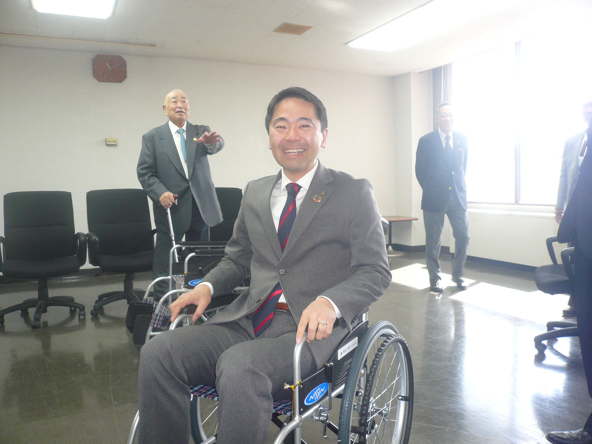 贈呈後車いすに松尾市長「軽くていいですね。有難いです」