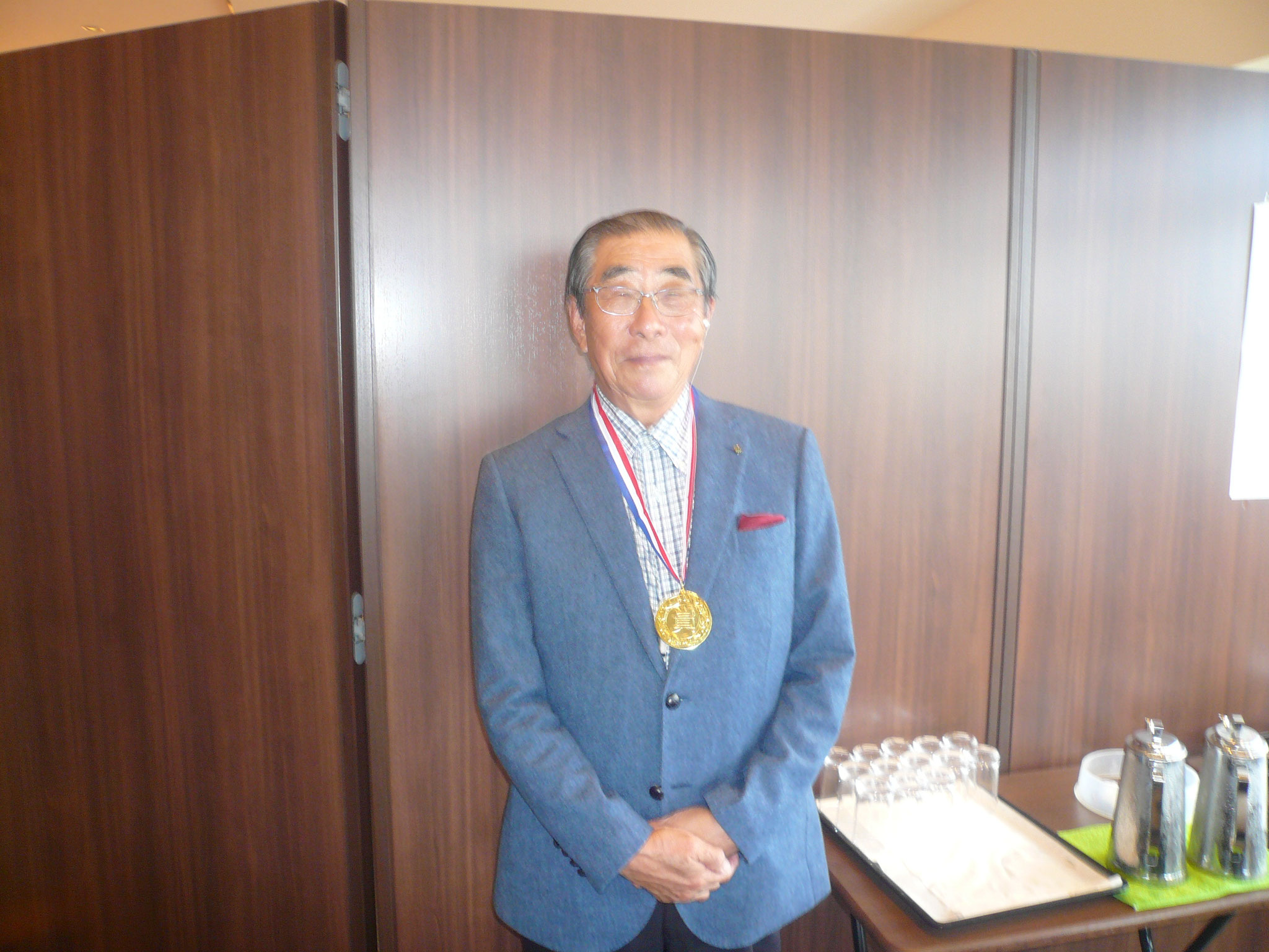優勝し金メタルかけた武智さん