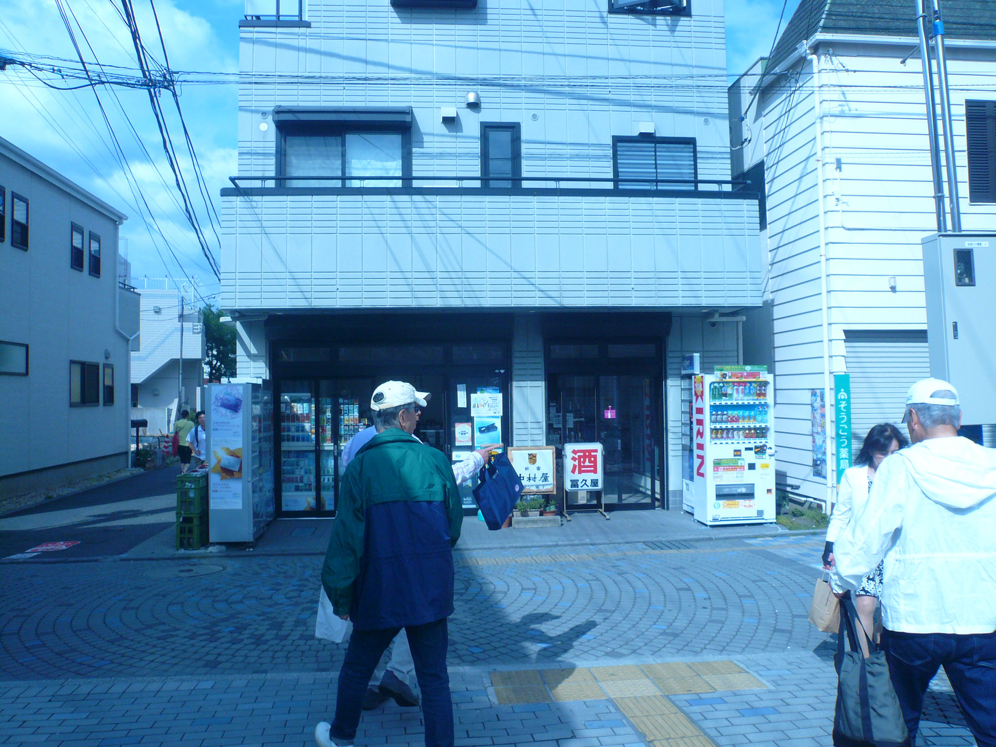 駅前広場でて突き当り商店街左折。次の路地右折