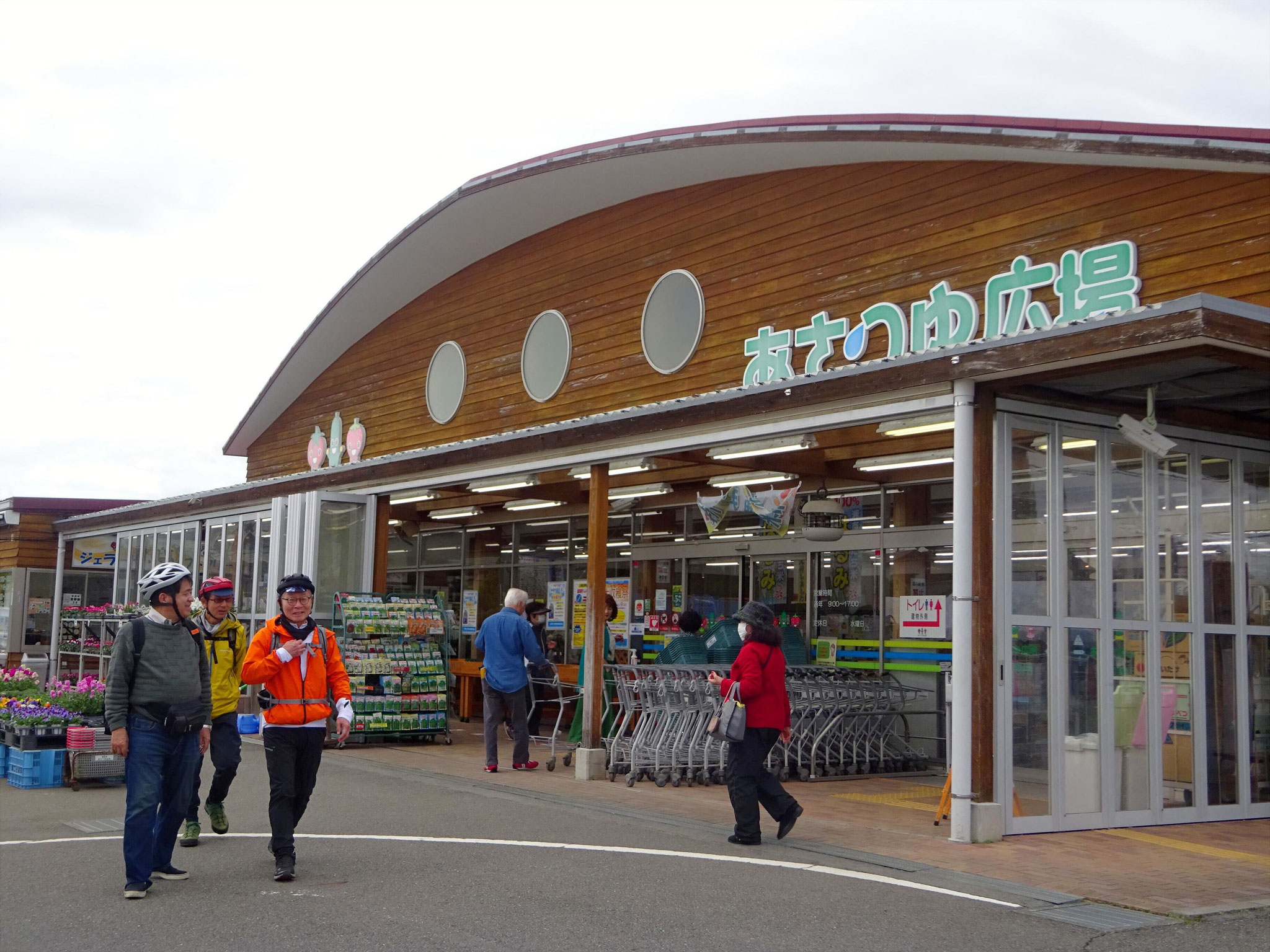 あさつゆ広場で地元産食材など