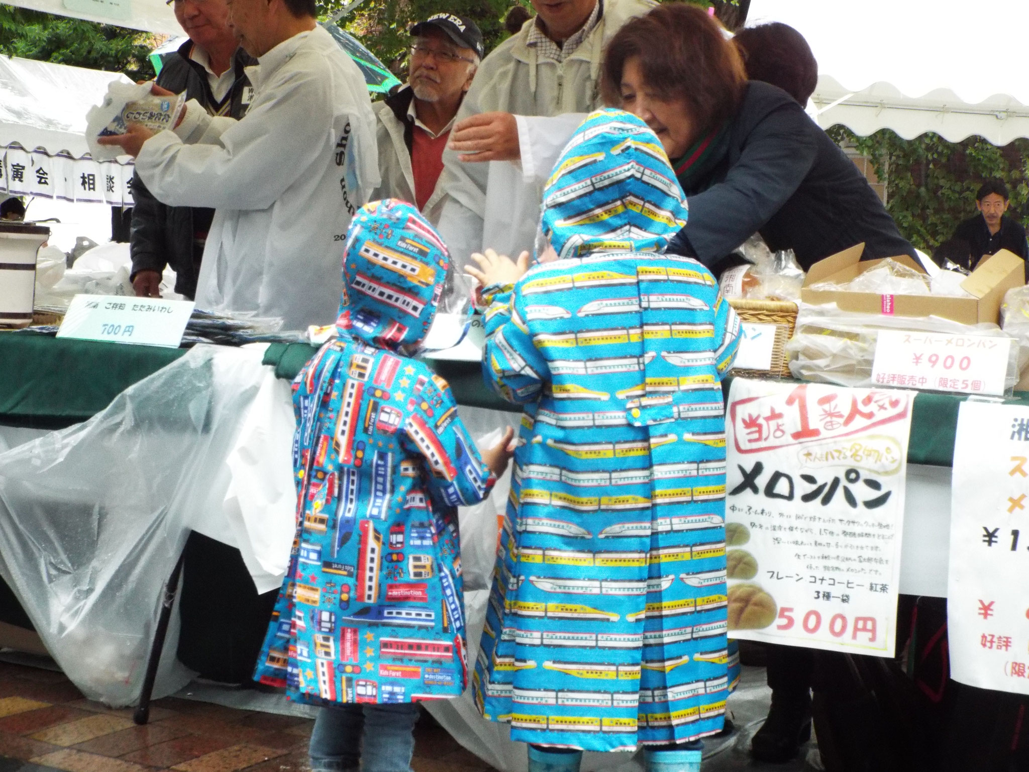 雨対策万全で買い物