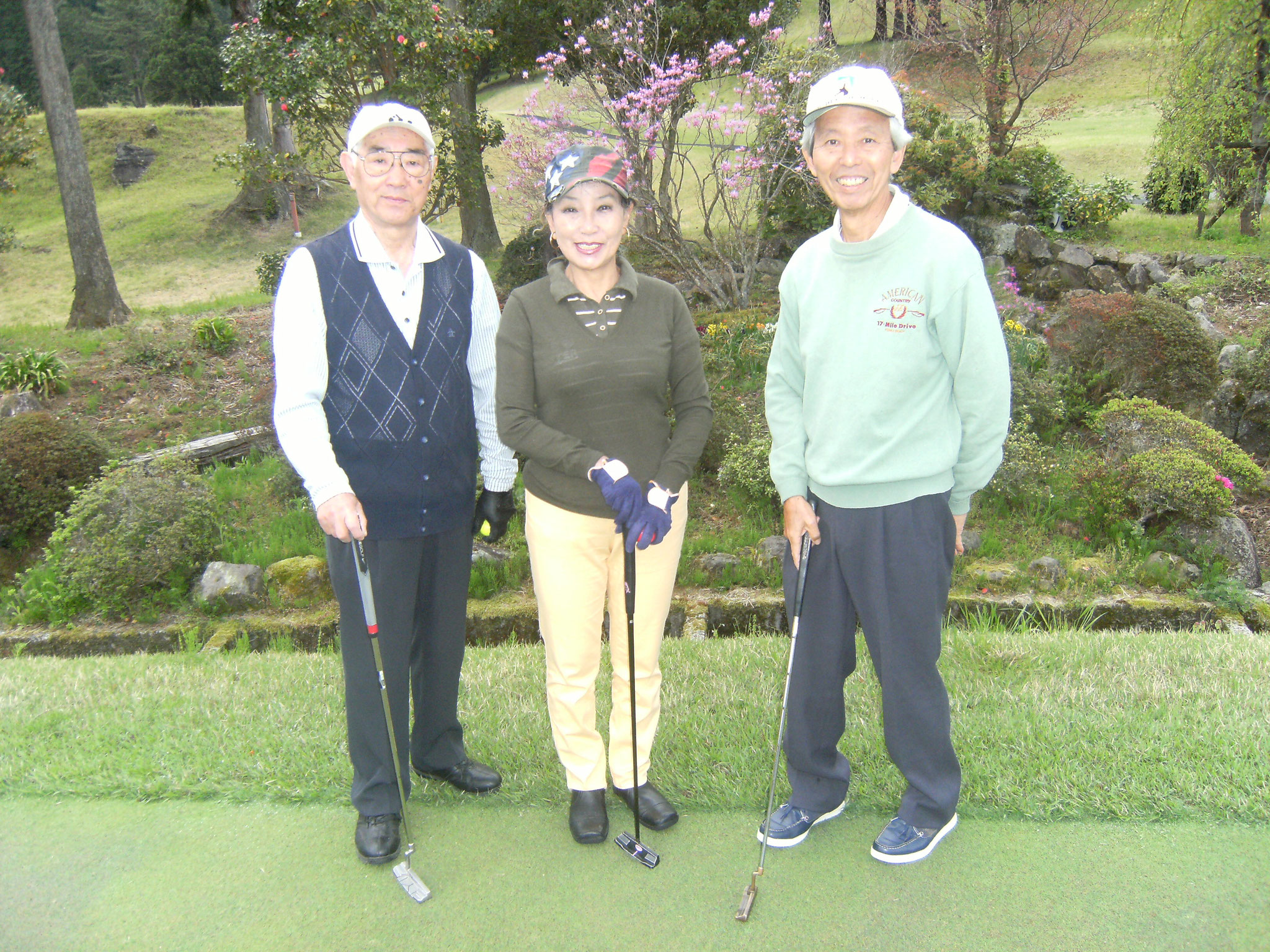 スタート前パター練習場で則田さん小宮さん藤吉さん