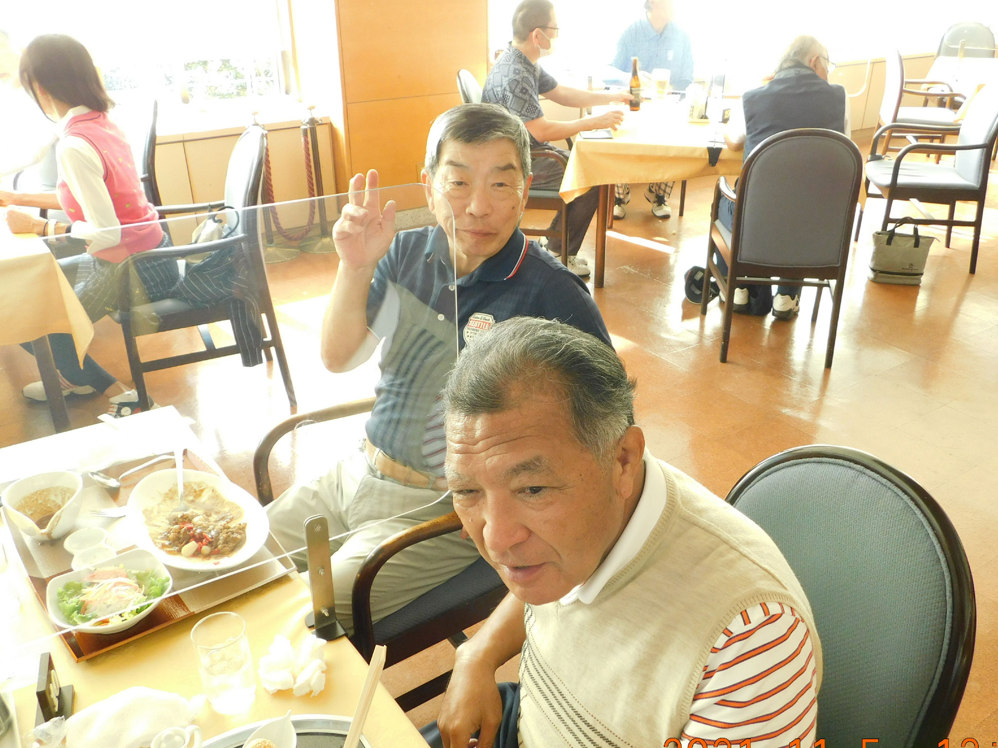 カレー食べる高雄会長と倉ちゃん