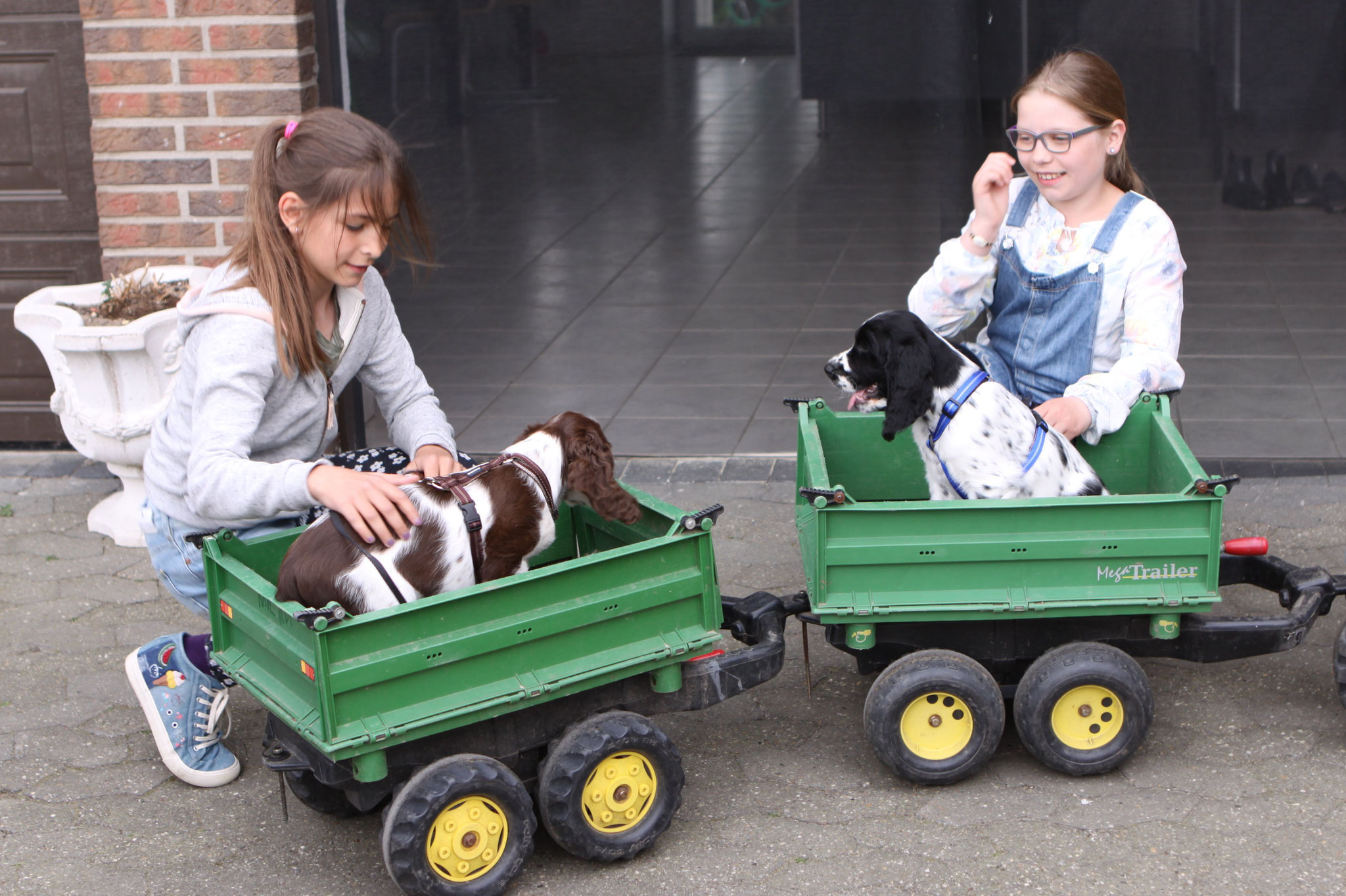 standesgemäß mussten die beiden auch mal Trecker fahren