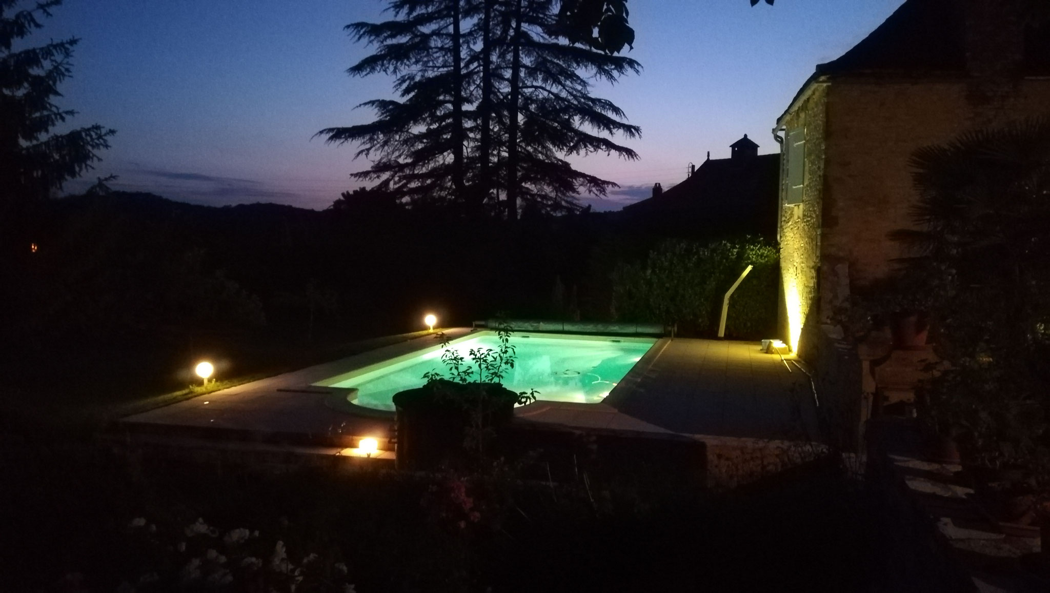 Domaine de Vielcastel, enjoy the illuminated swimming pool at night