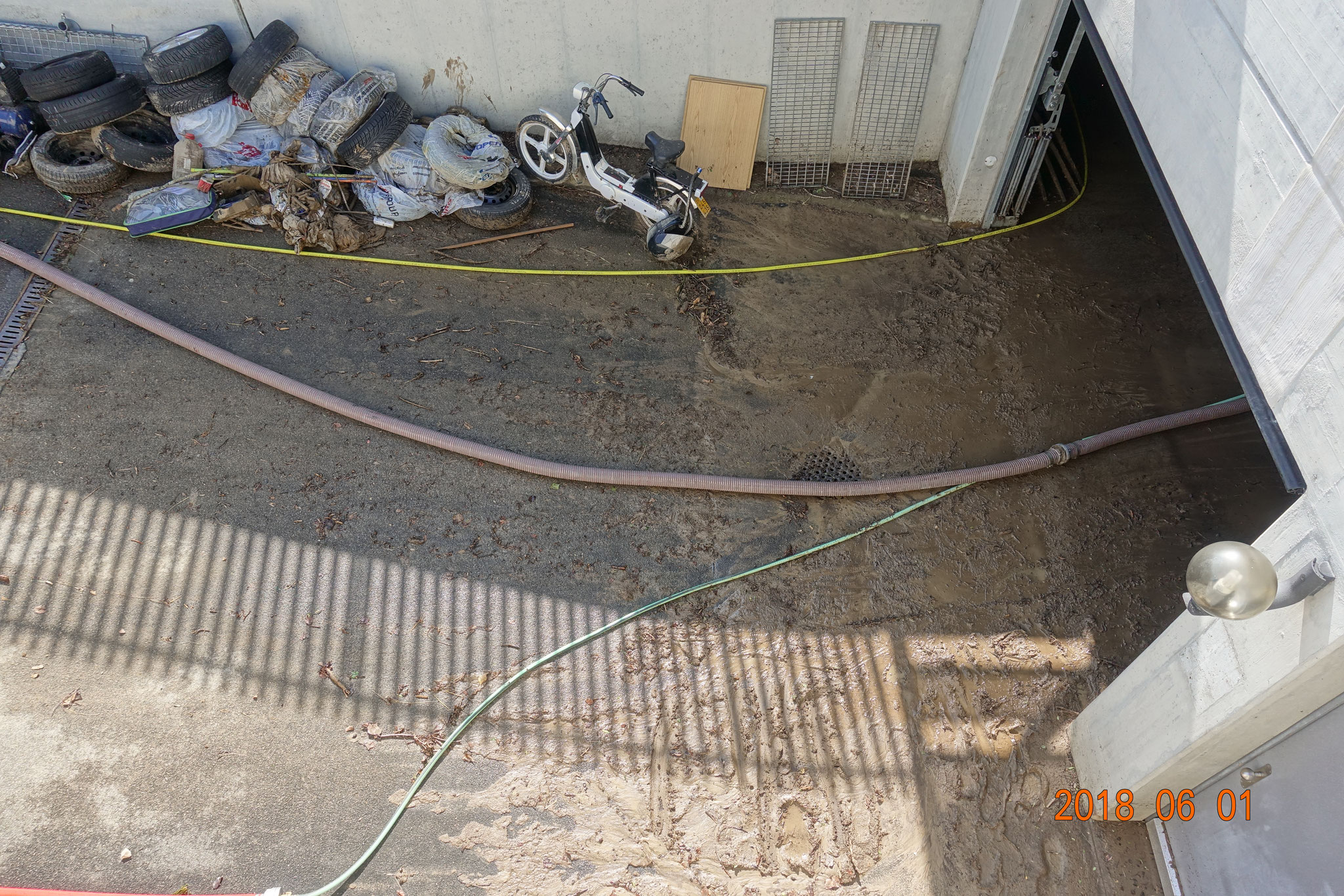 Aufräumarbeiten nach Wassereinbruch in eine Tiefgarage (Bild: Bänziger Kocher Ingenieure AG)