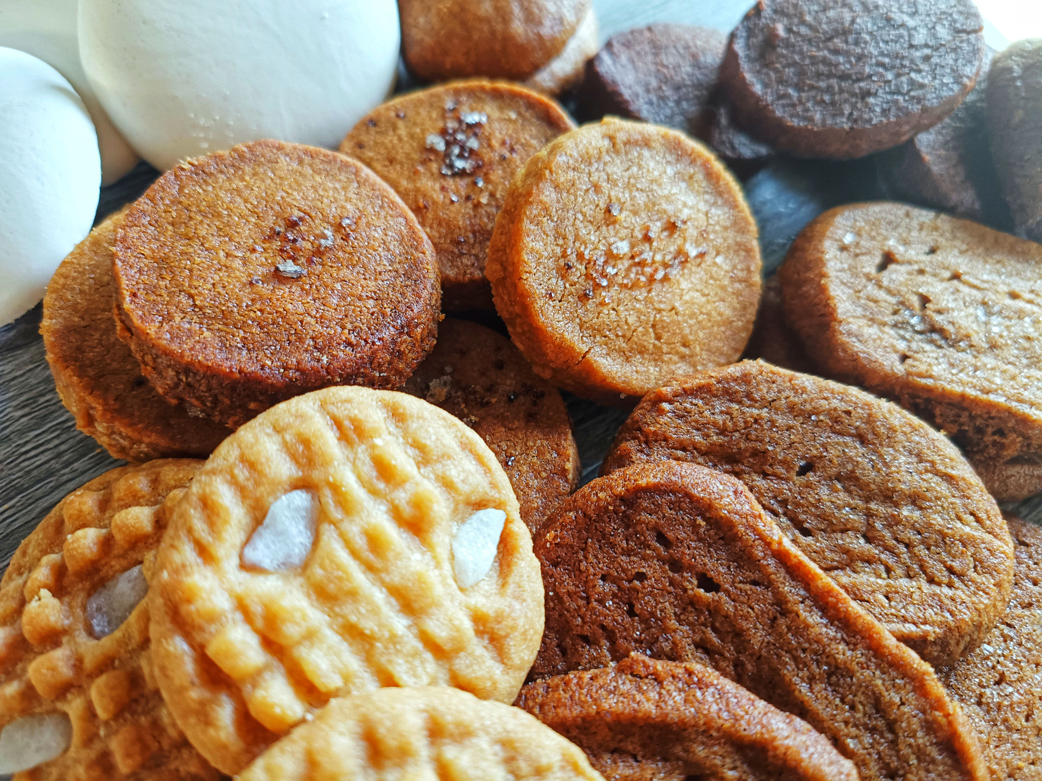 Assortiment de biscuits ; L'Abeille Noire L'Abeille Noire