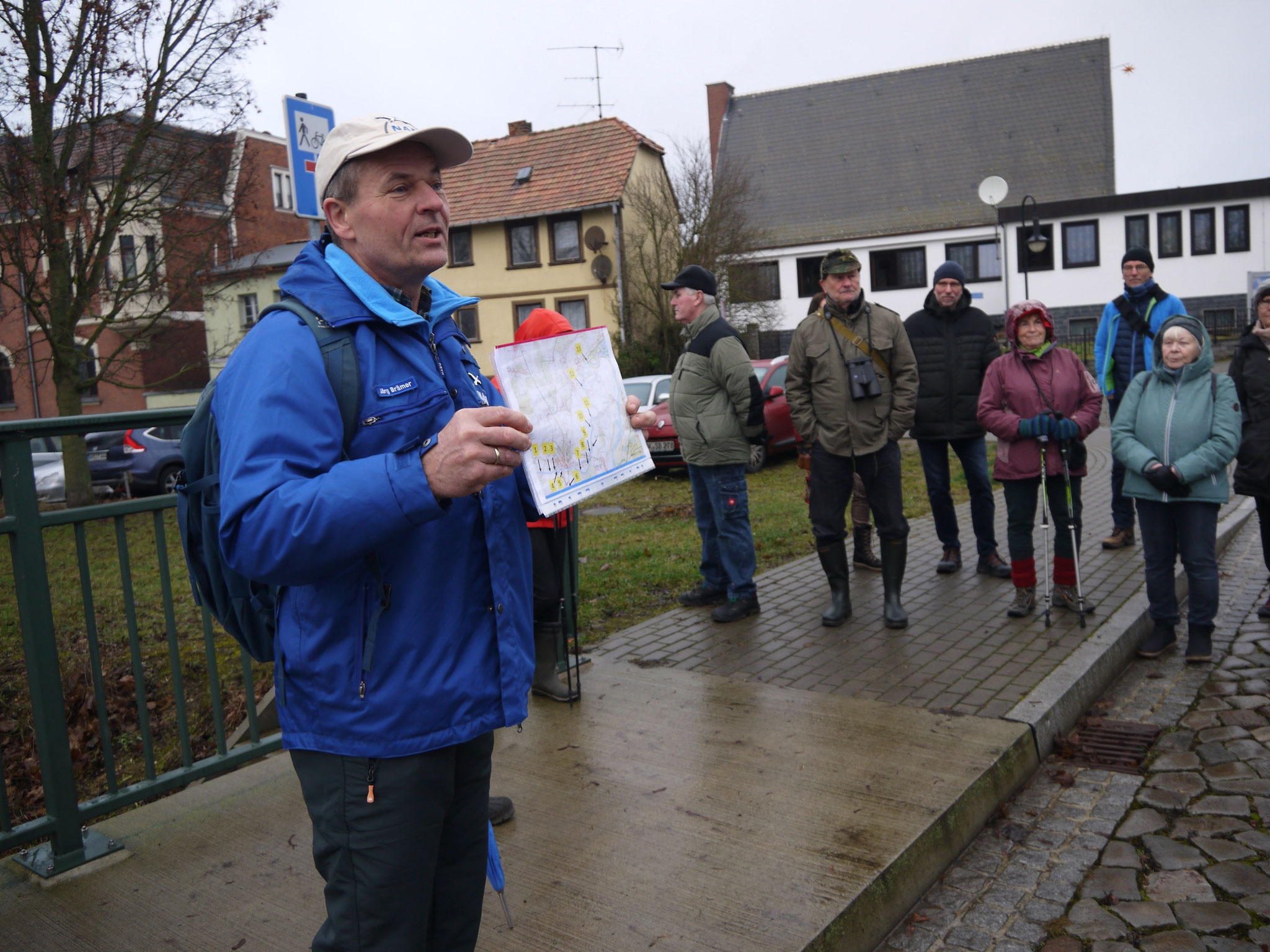 Jörg Brämer erläutert einige NABU-Projekte.; Foto: Michael Wetzel