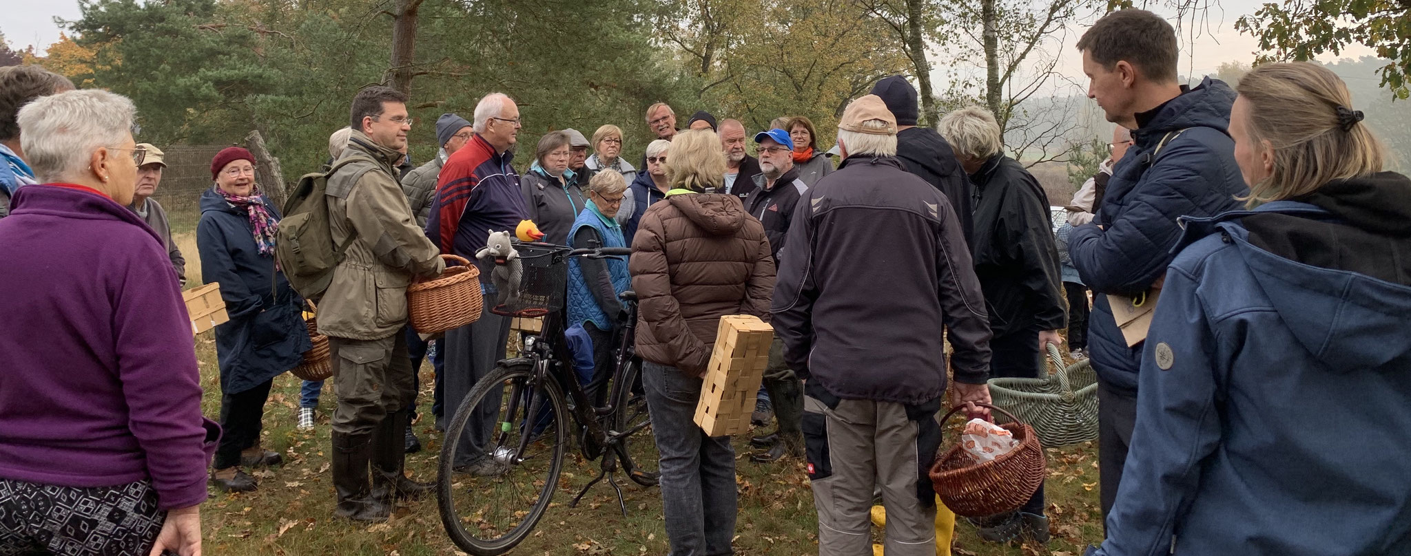 Michael Wetzel (Mitte; blaue Kappe) bei seinen einführenden Worten; Foto: Juliane Wetzel
