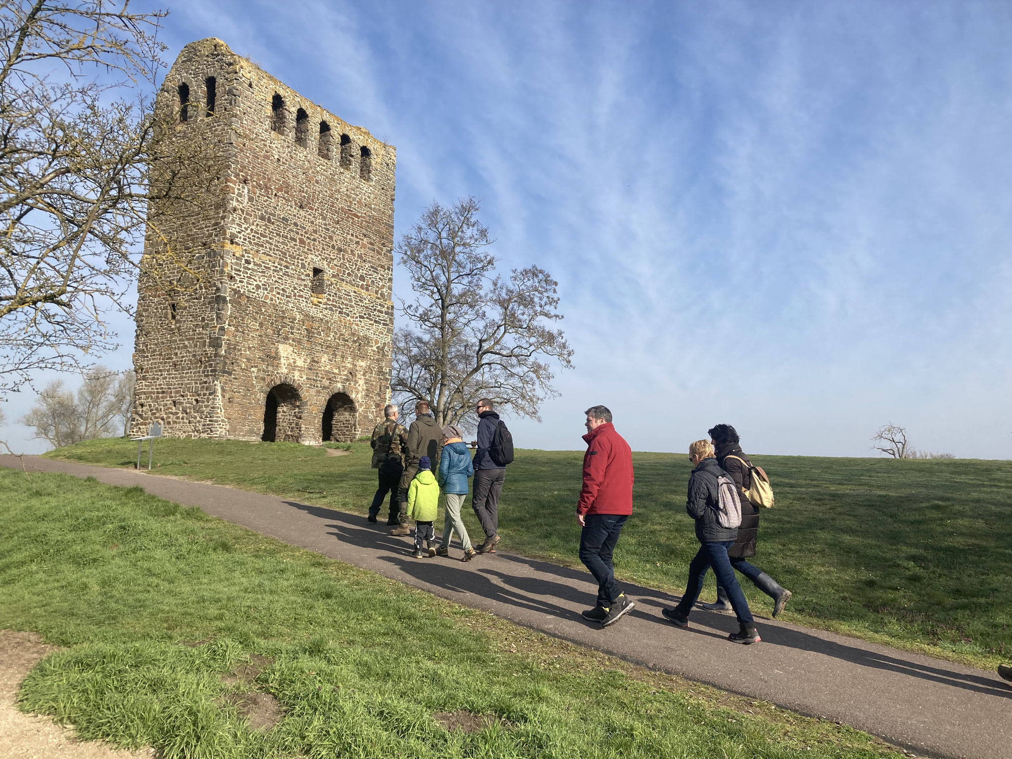 Vor der Ruine Nordhusen; Foto: Michael Wetzel