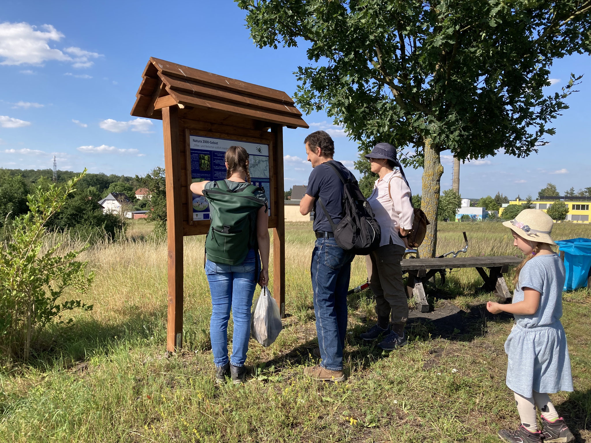 An der Info-Tafel zum FFH-Gebiet; Foto: Michael Wetzel