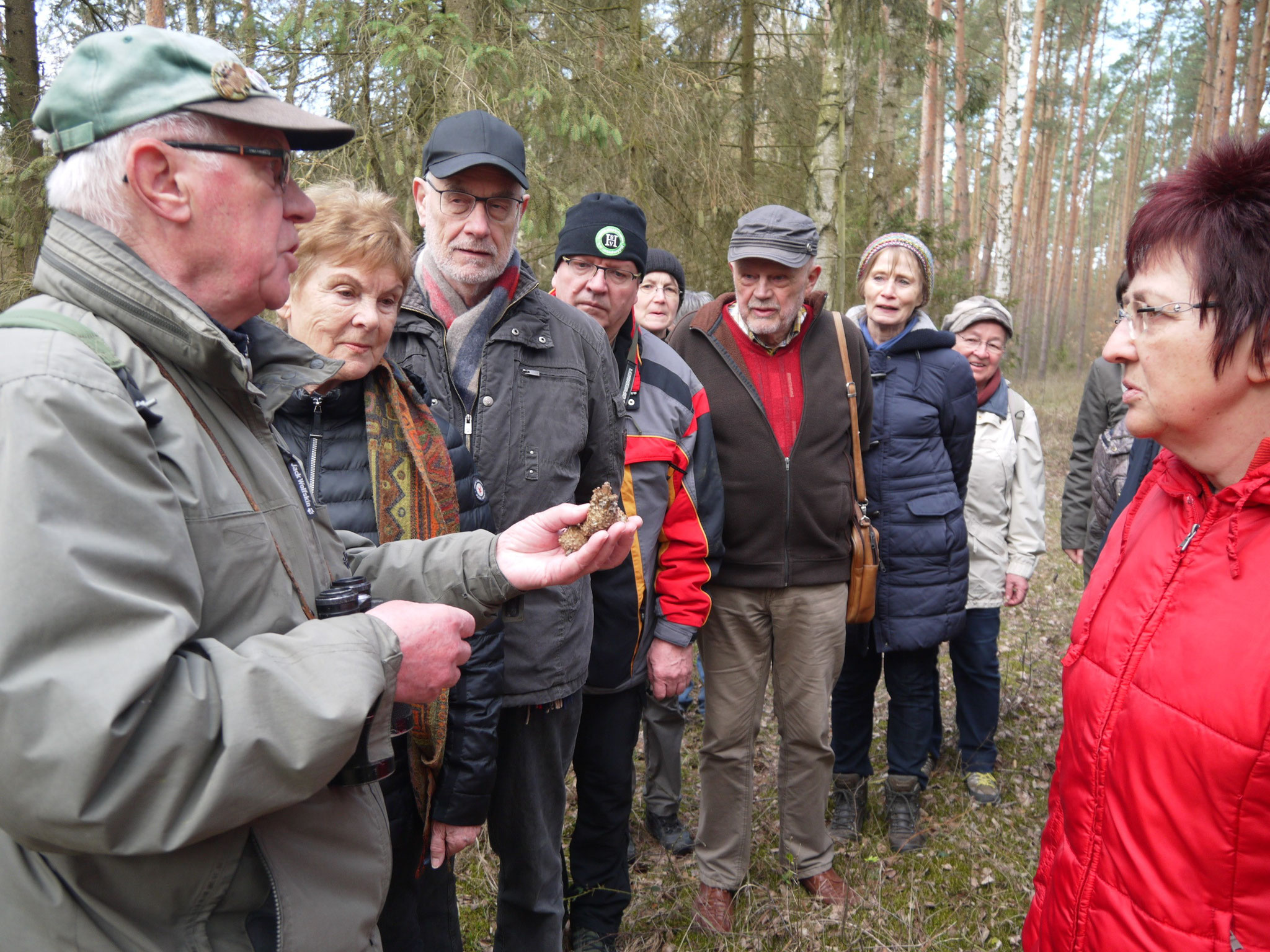 Herbert Bilang (links) erklärt die Spechtschmiede.; Foto: Michael Wetzel