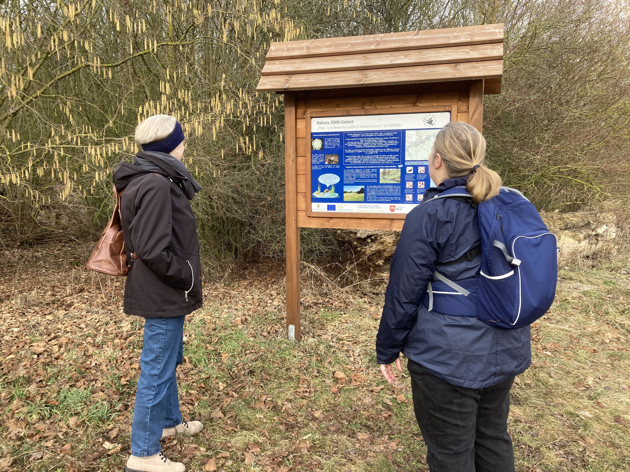 Vor der Info-Tafel; Foto: Michael Wetzel
