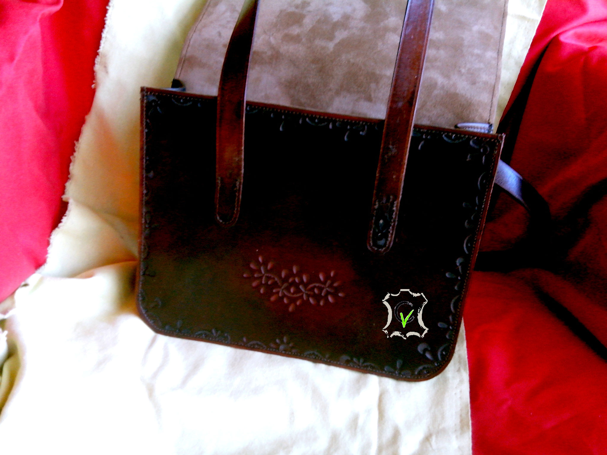 sac à main en cuir tannage végétal teinté brun avec motif par martelage