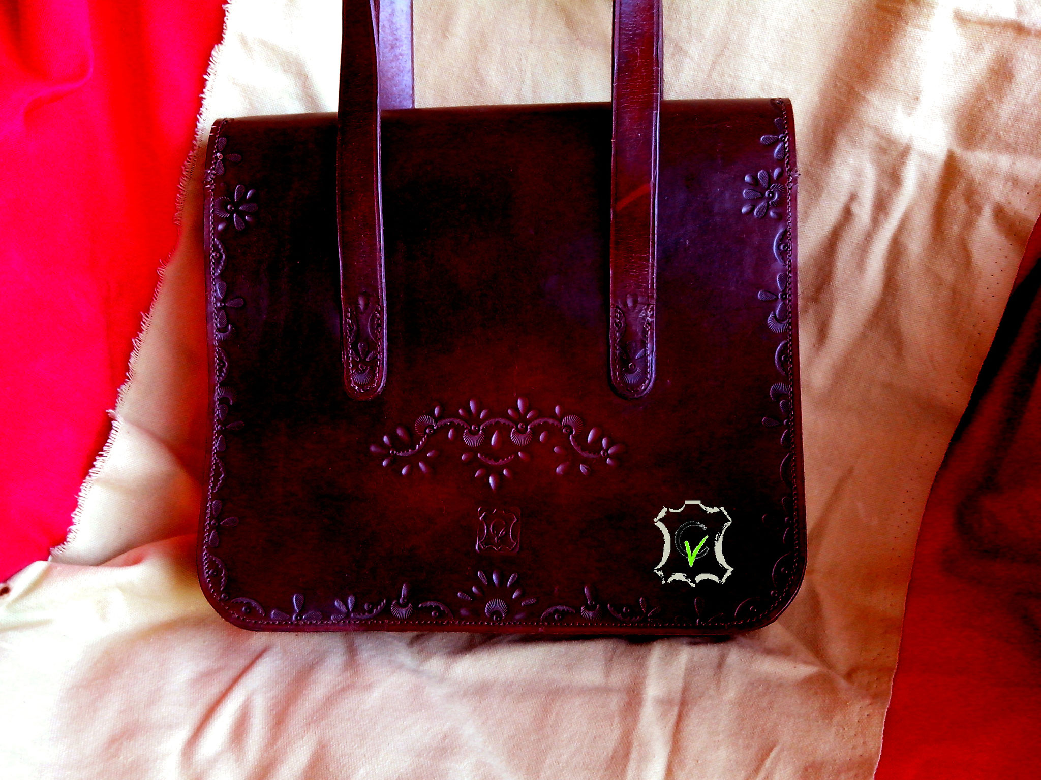 sac à main en cuir tannage végétal teinté brun avec motif par martelage